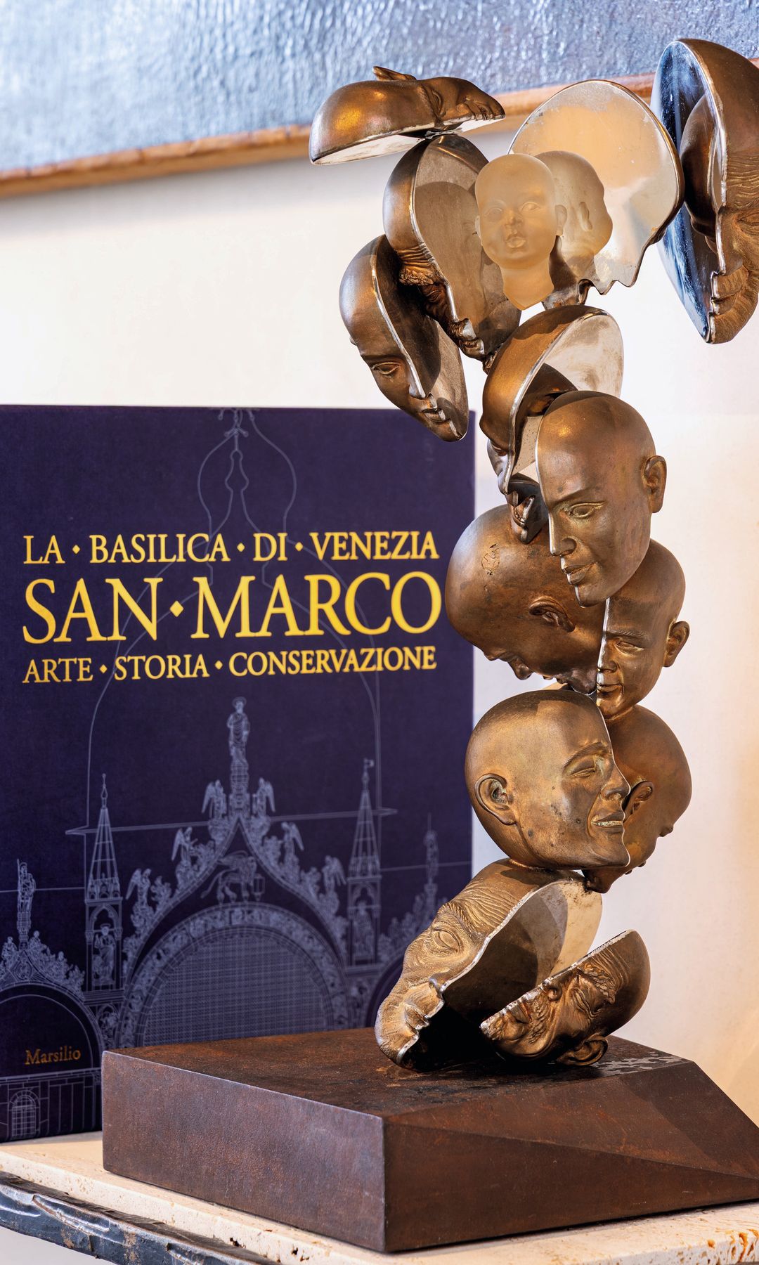 Detalle de las esculturas, junto a un libro sobre la basílica de San Marcos