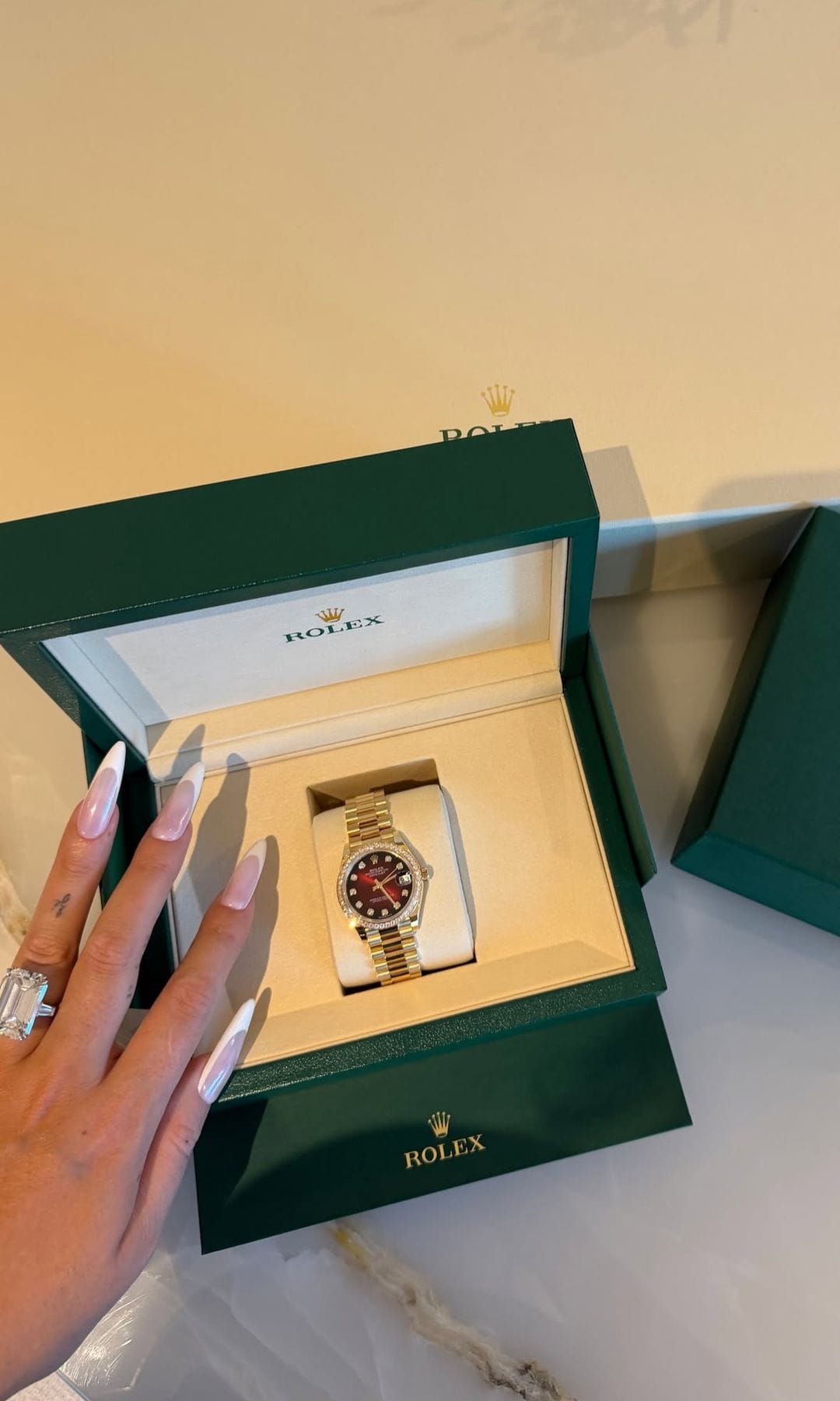 Además de ese bello detalle por parte de sus hijos, 'Gio' presumió este lujoso Rolex Datejust.