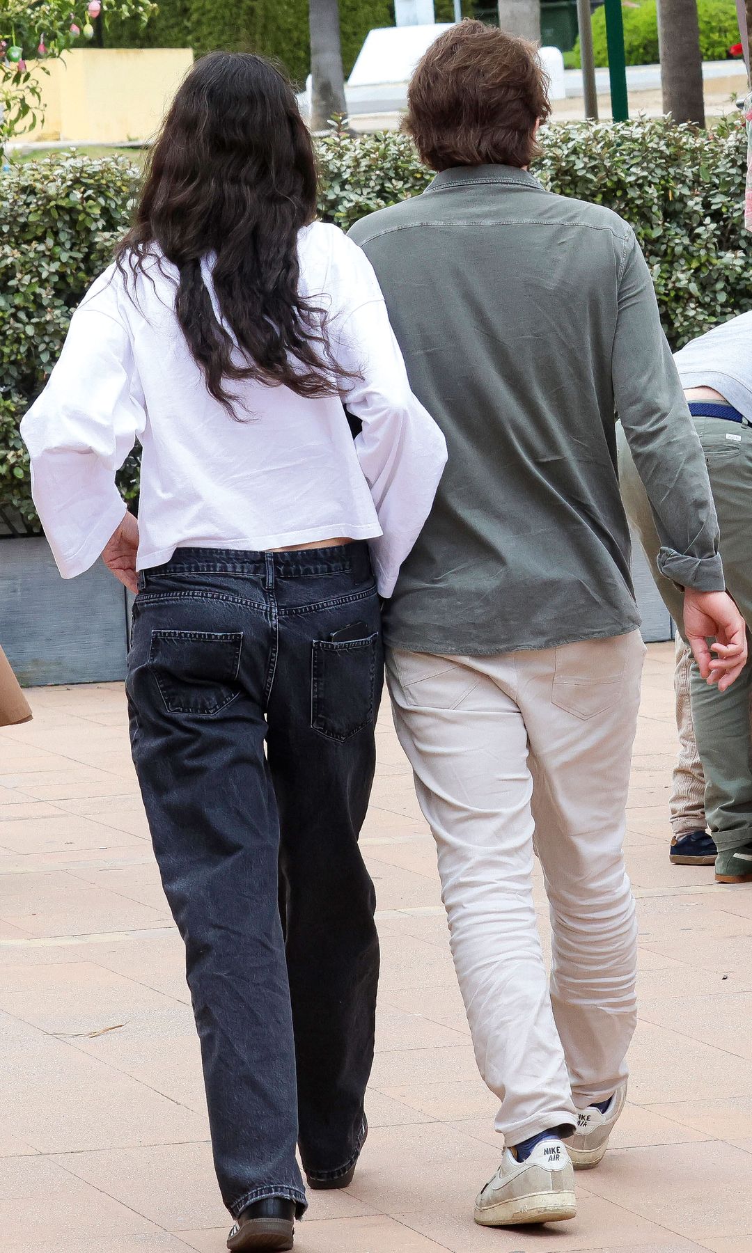 Victoria de Marichalar y Borja Moreno, caminando, de espaldas