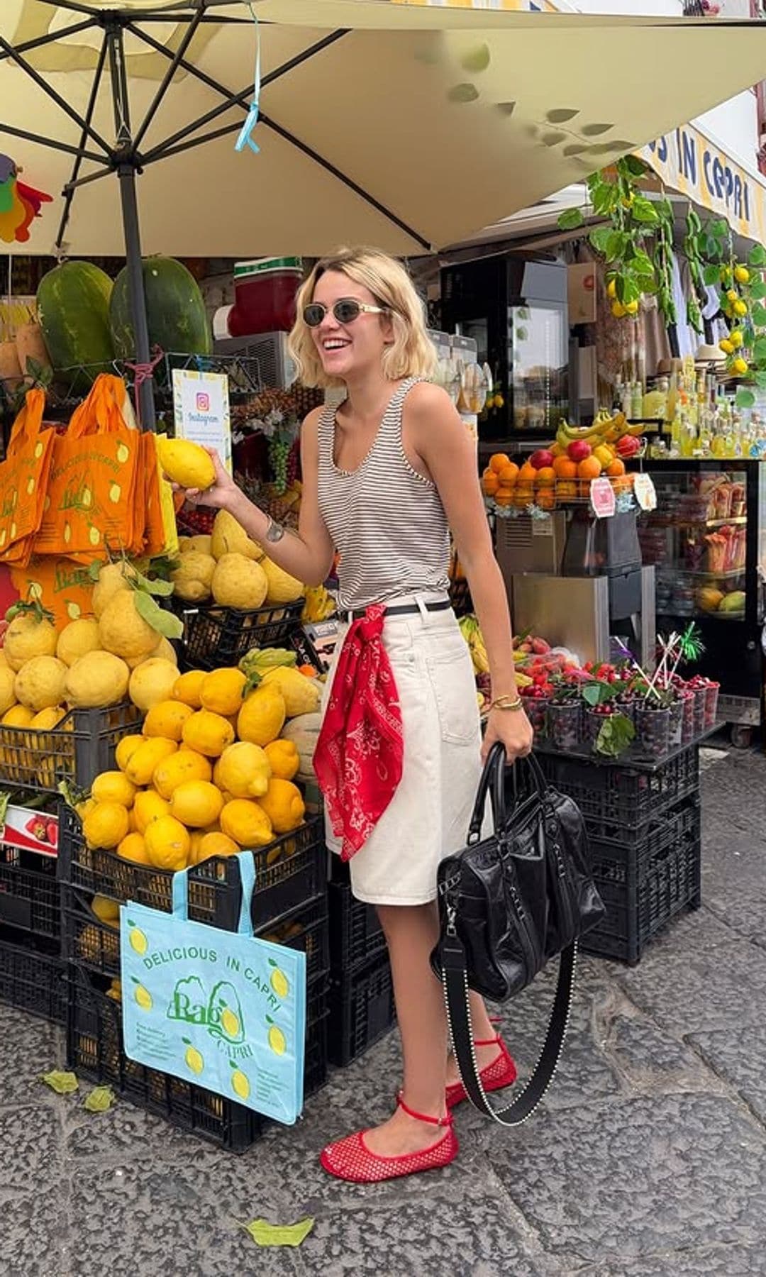 bermudas y camiseta de rayas con pañuelo en el cinturon