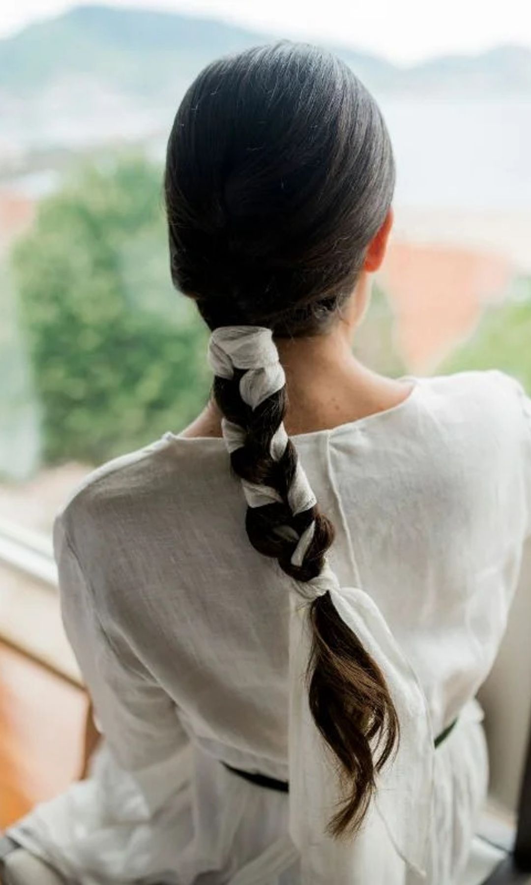 Peinado de novia con trenza y lazo de organza