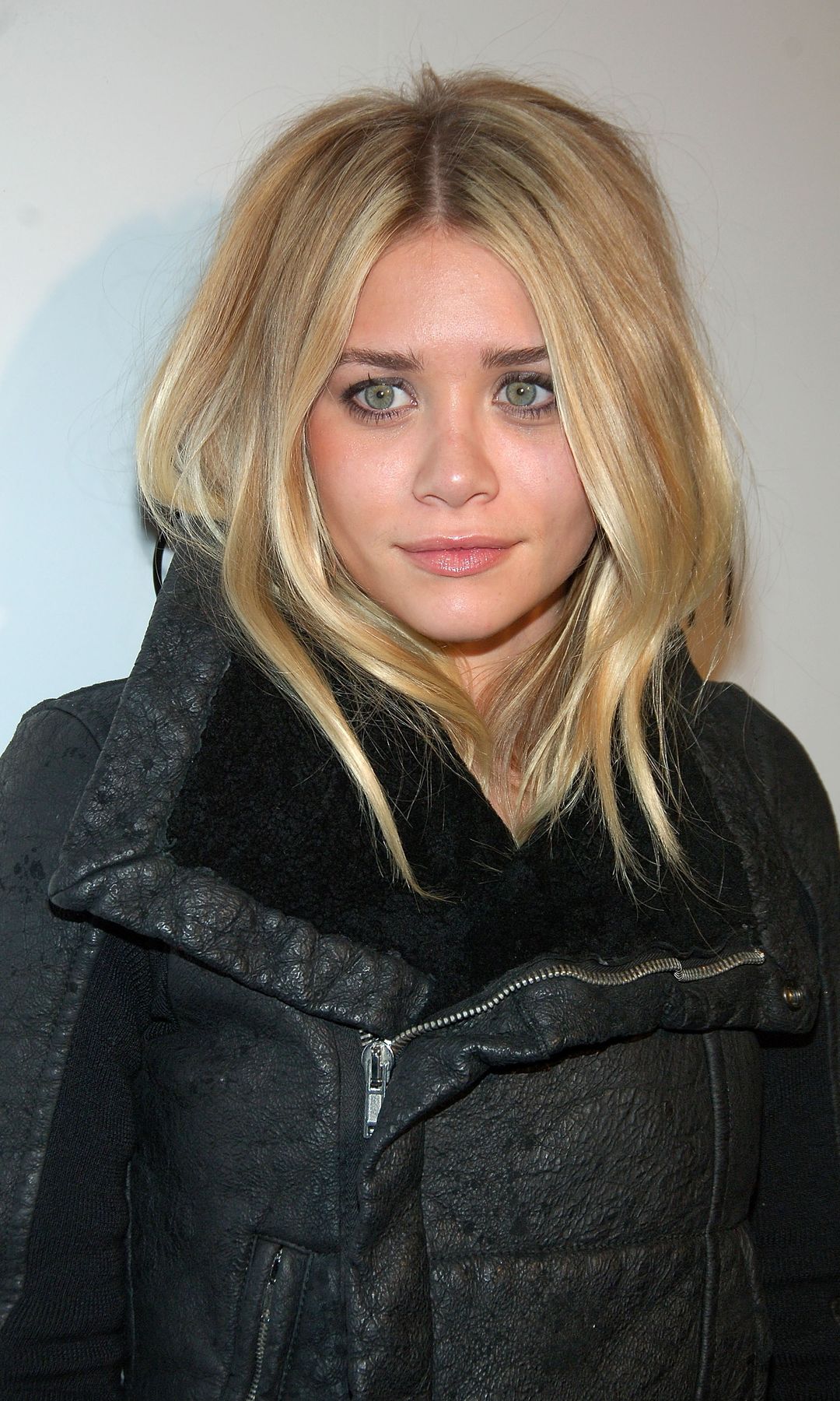 Actriz Ashley Olsen llega a la celebración de la gran reapertura del New Museum en Bowery, en la ciudad de Nueva York, el 28 de noviembre de 2007.