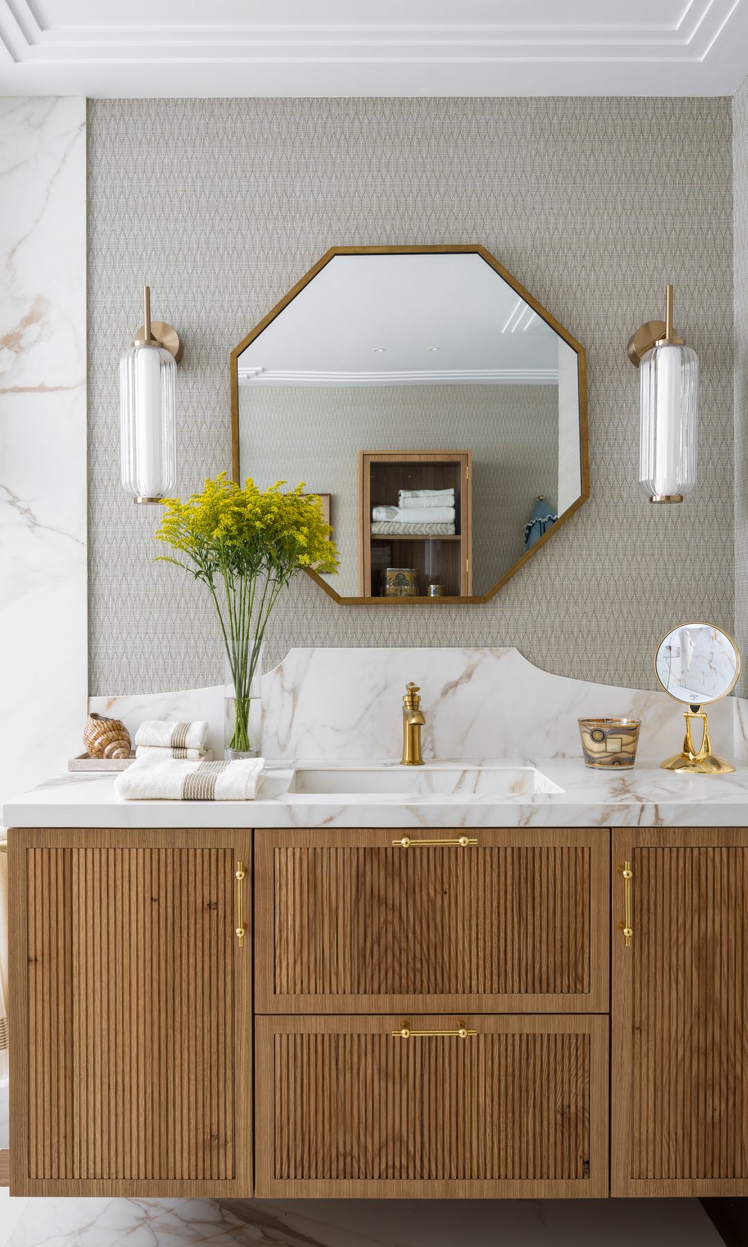 Baño con papel pintado