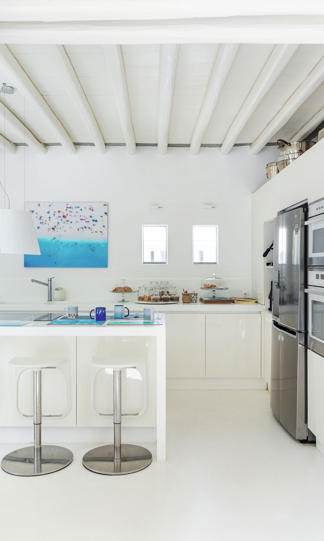 MARINA VERNICOS NOS INVITA A CONOCER SU IMPRESIONANTE CASA JUNTO AL MAR, EN LA ISLA DE SIFNOS, UNA DE LAS PERLAS DEL EGEO