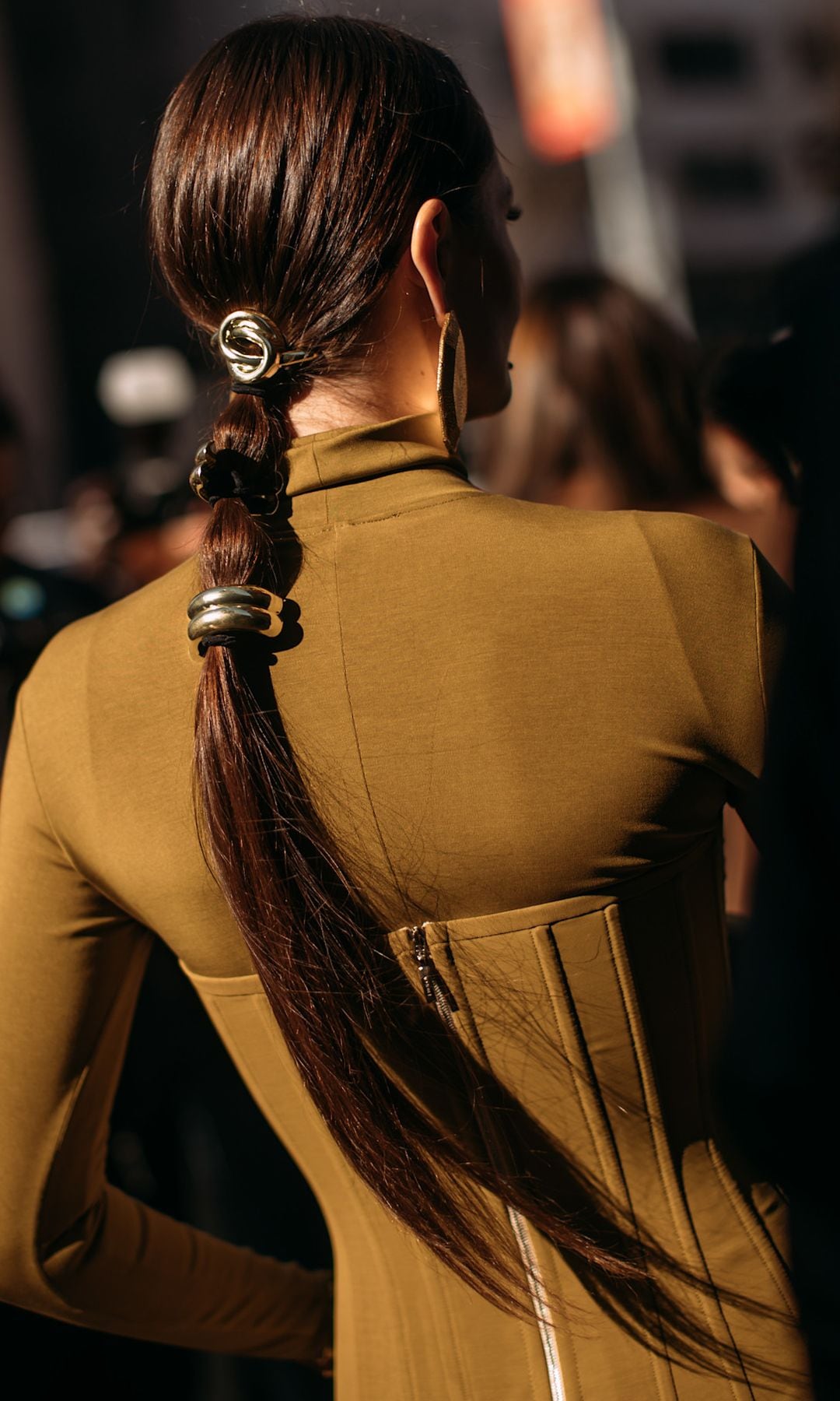 Invitada en la Semana de la Moda de París con coleta bubble adornada