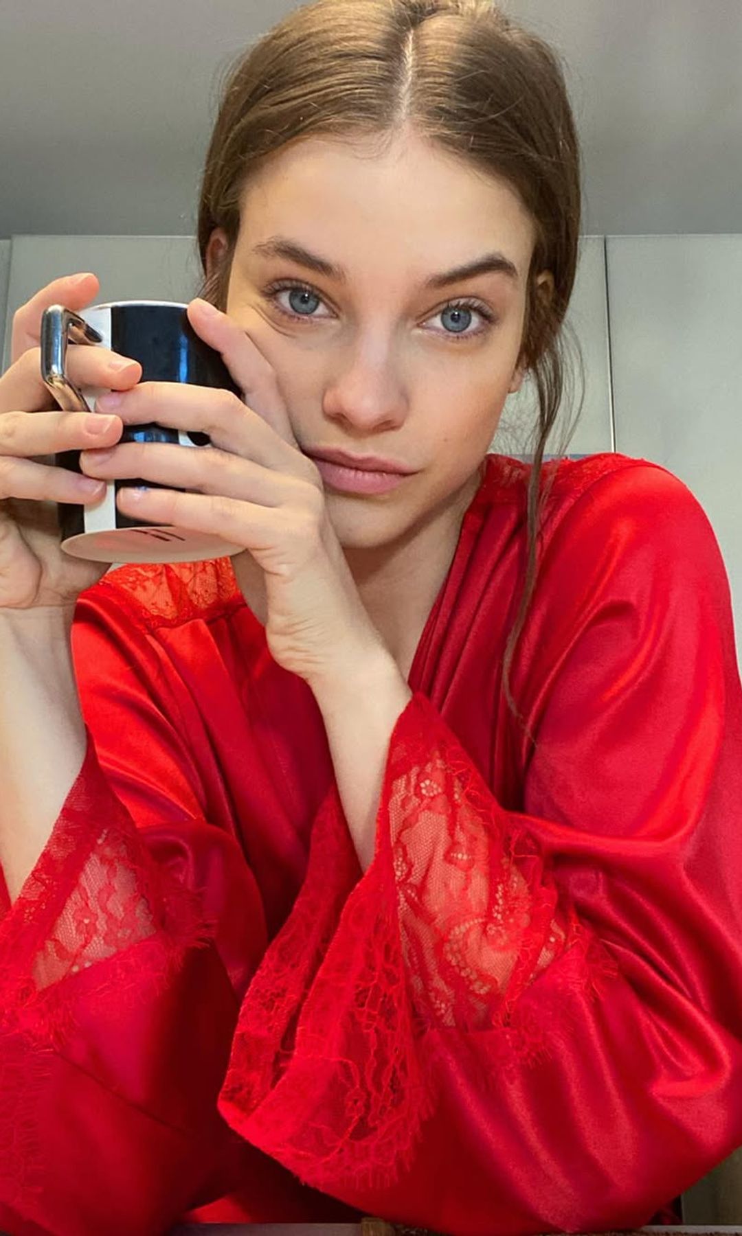 Una chica estresada tomando café