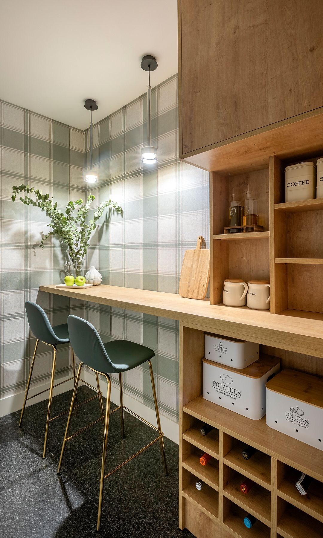 Barra en la cocina como mini comedor. Proyecto de Inspira Design
