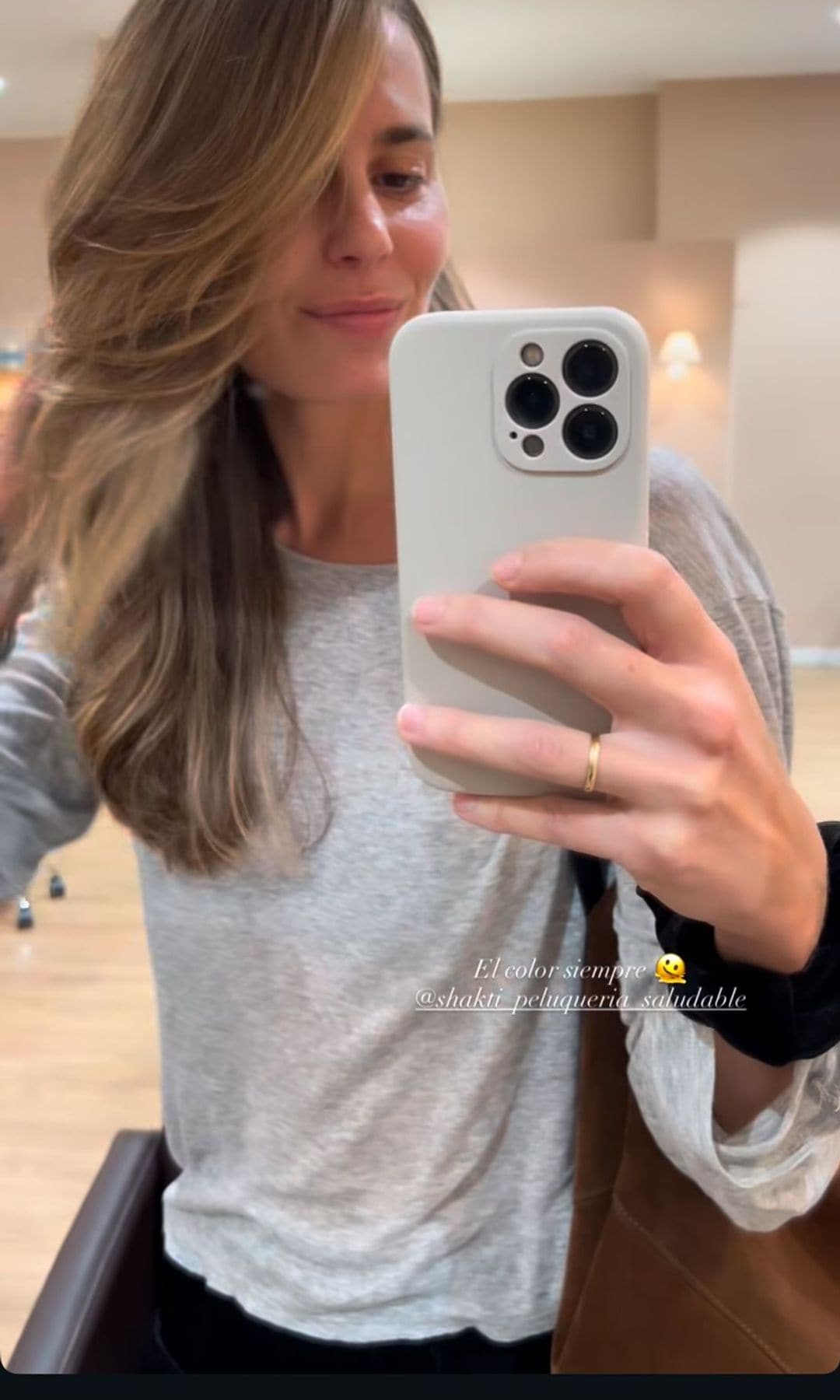 Claudia Osborne se aclara el pelo para el otoño
