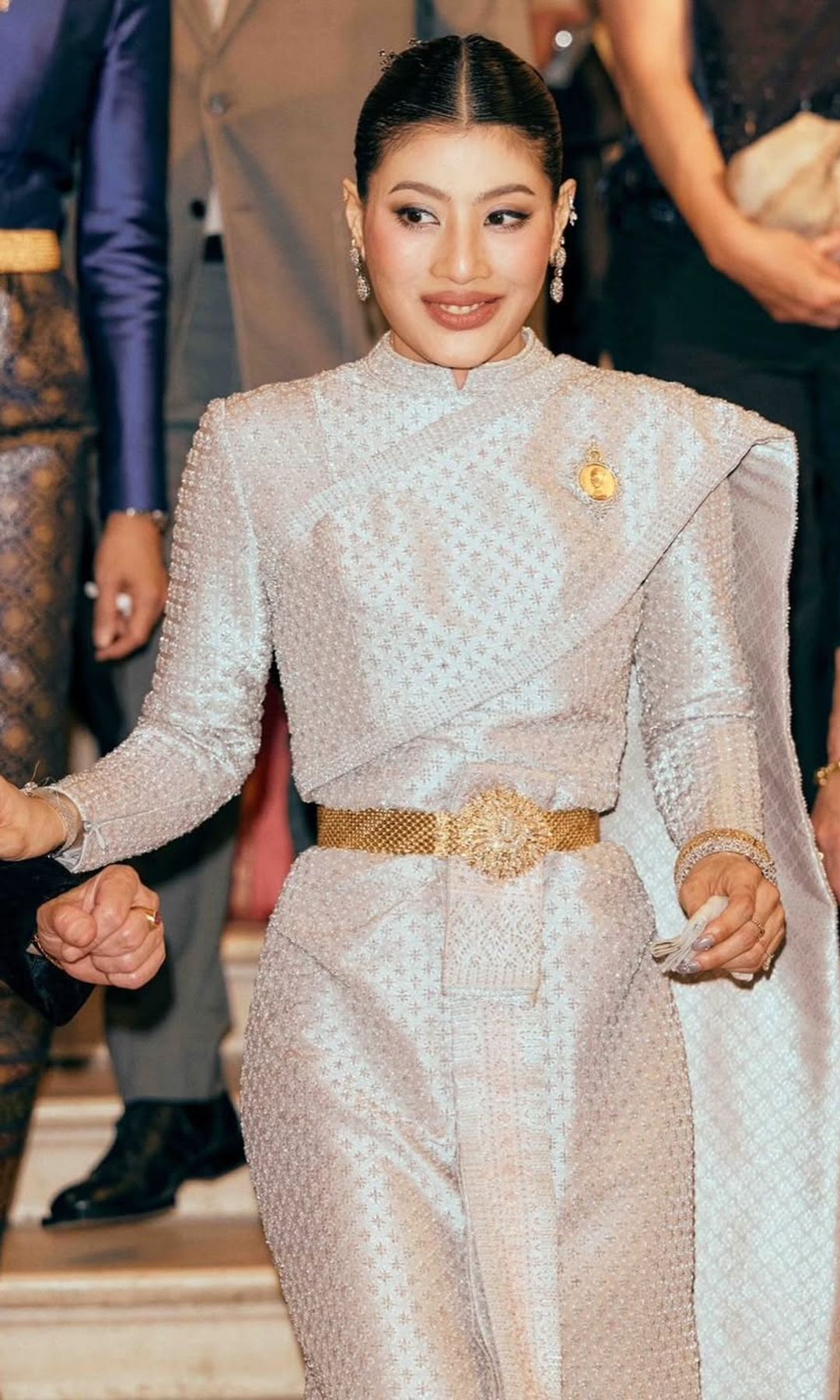 Sirivannavari de Tailandia, la princesa que domina la Alta Costura, conquista París con un deslumbrante look tradicional y bolso de mimbre
