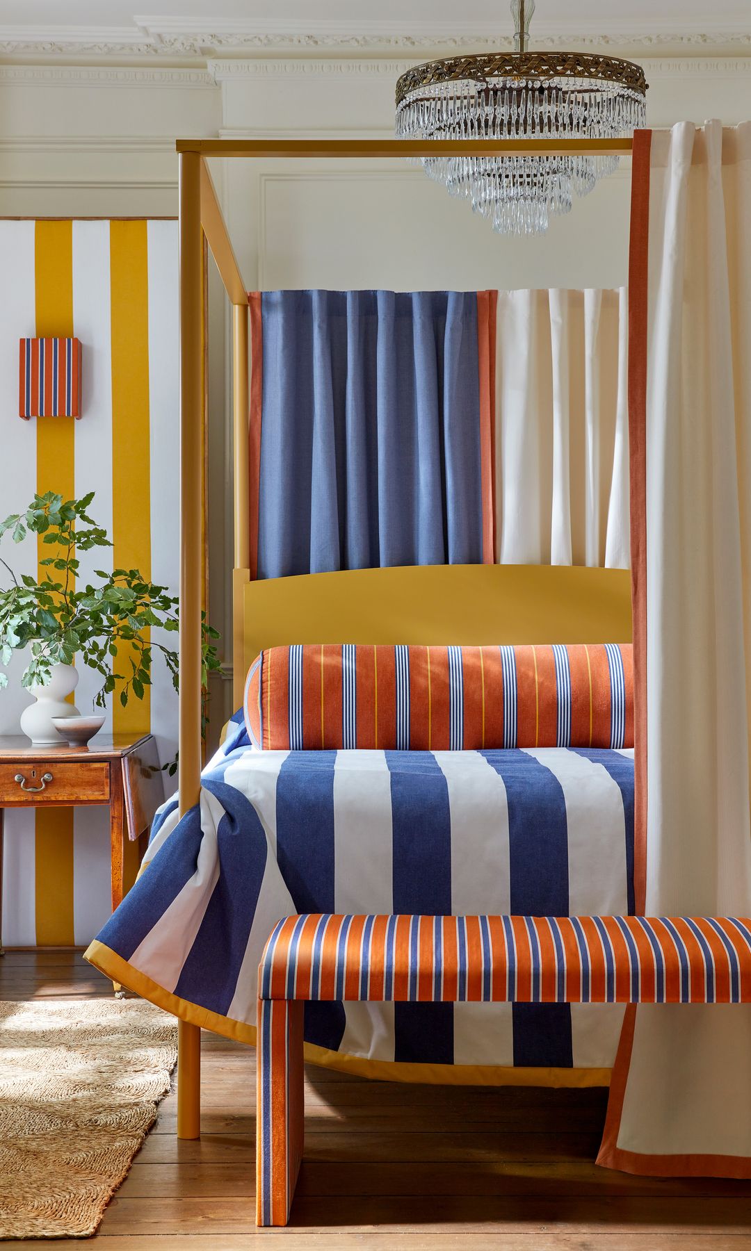 Dormitorio decorado con color