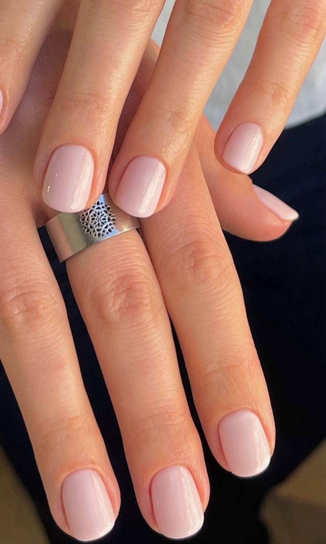Manicura rosa suave