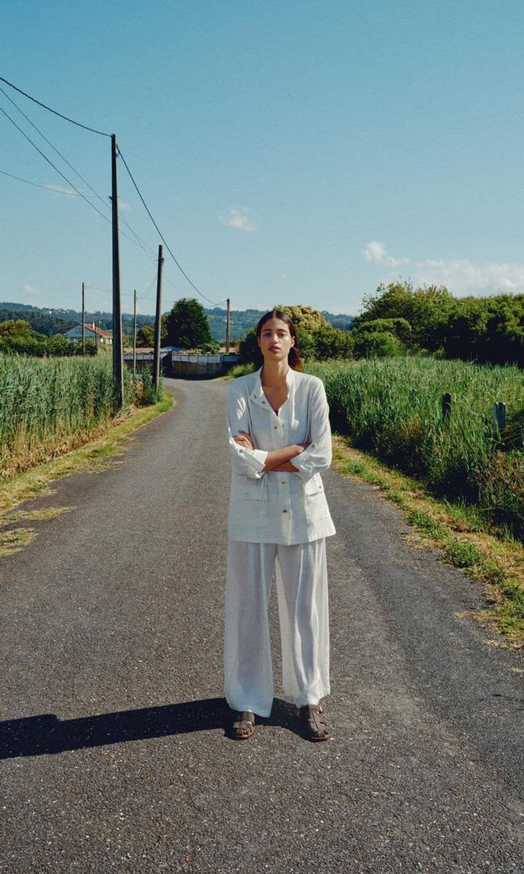 camisa y pantalones blancos de lino