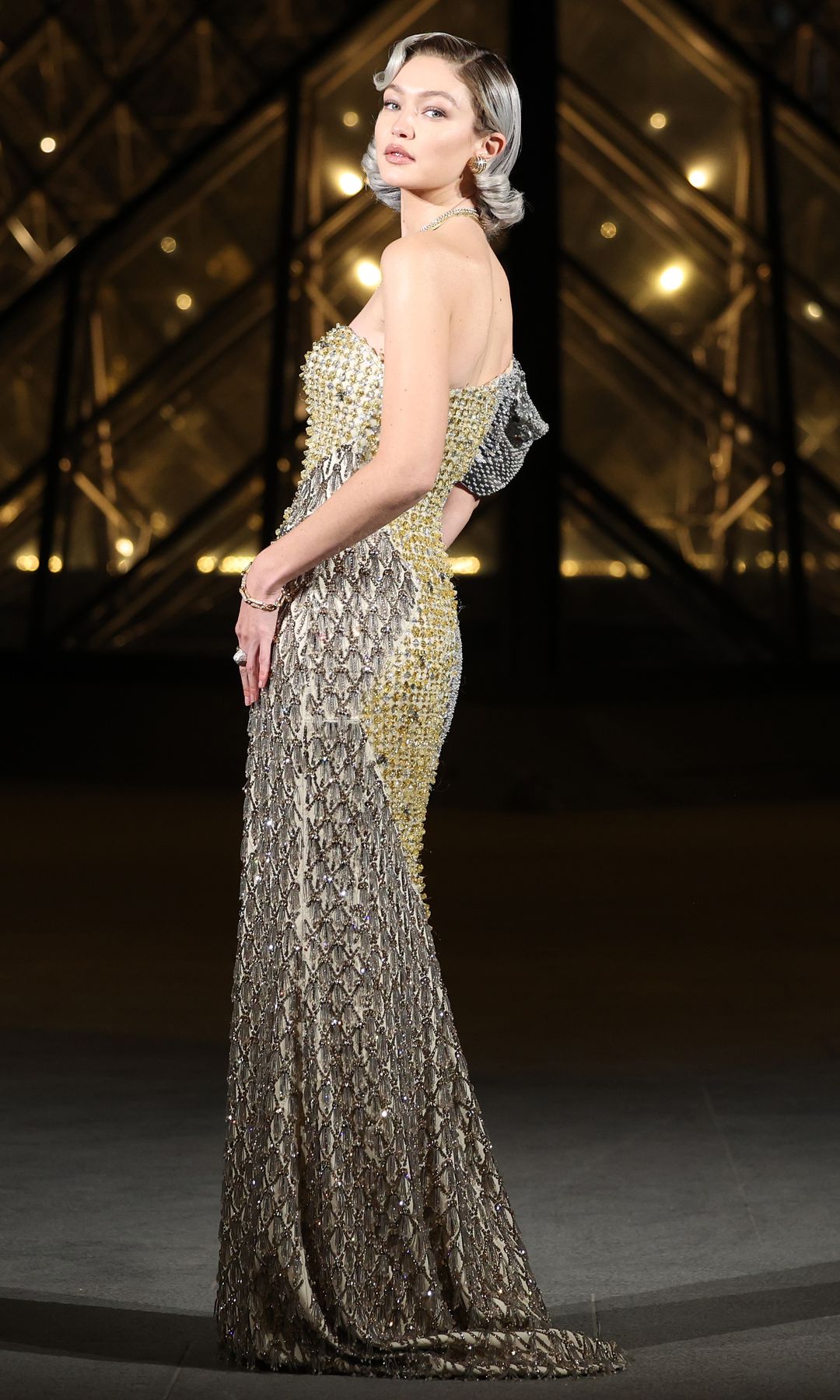 Gigi Hadid en Le Grand Diner du Louvre