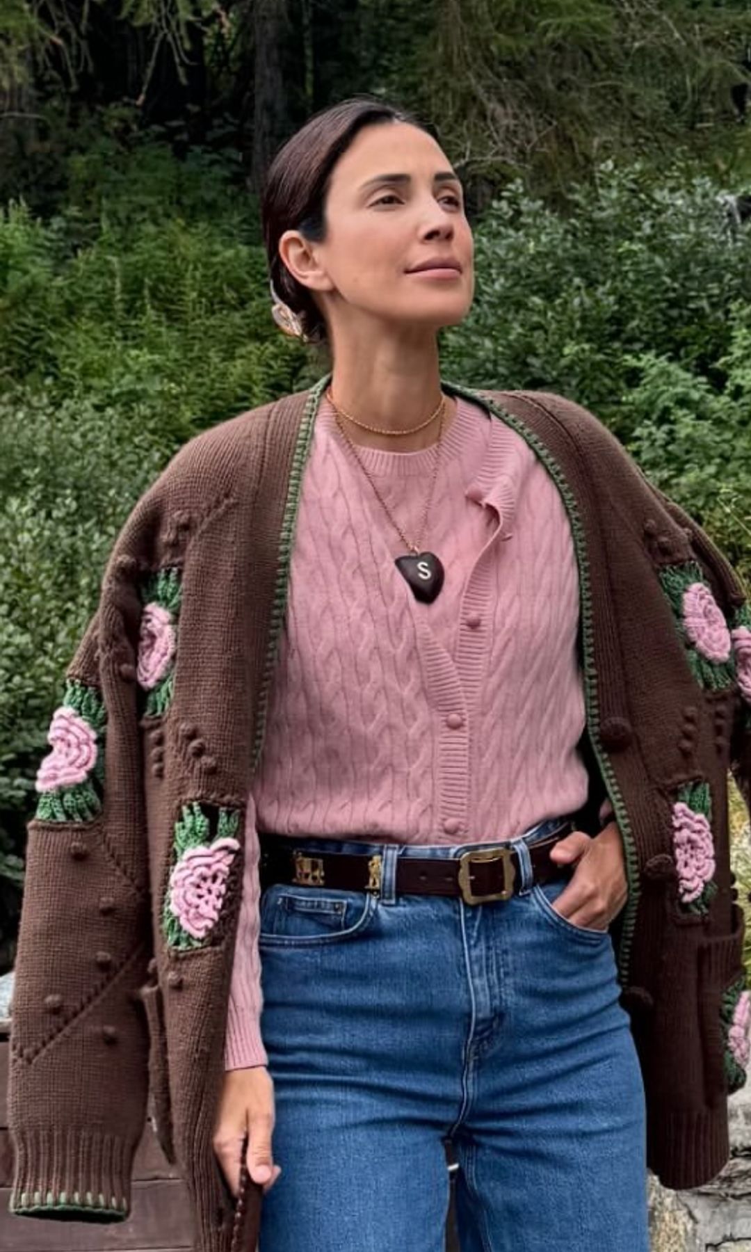 Sassa de Osma se adelanta al otoño en Suiza con el look rural que combina punto, vaqueros y unos originales mocasines de rejilla