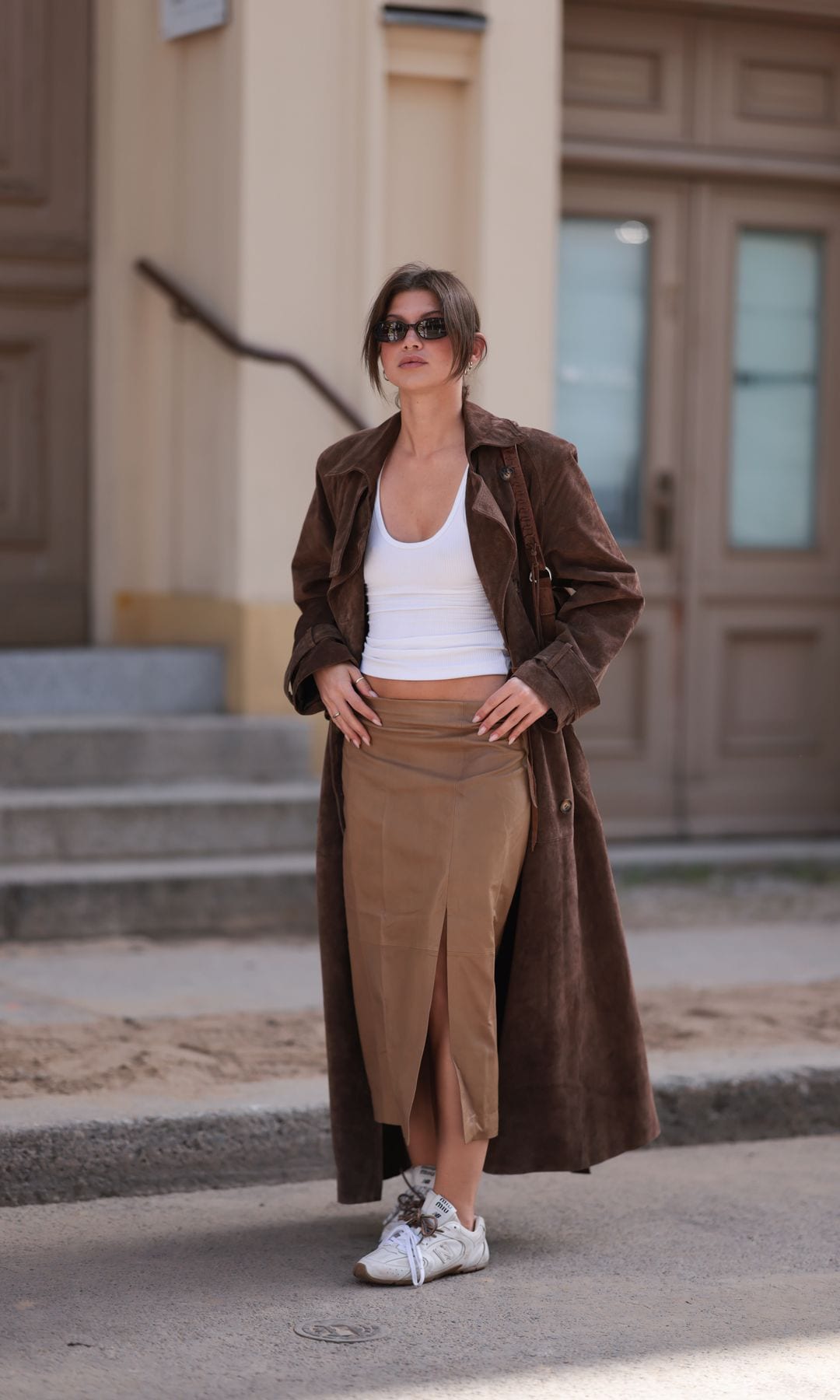falda y top marron con gabardina