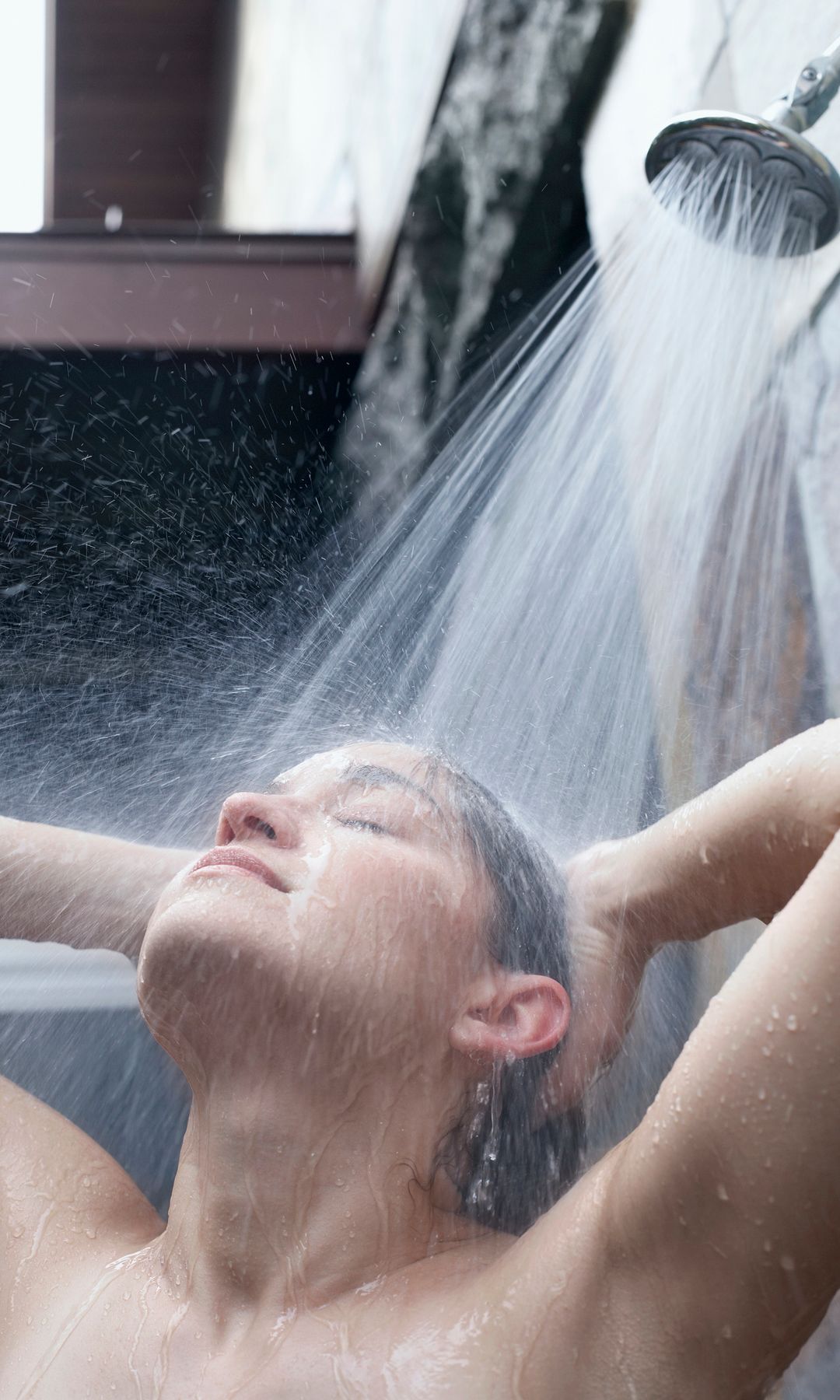 Mujer dándose una ducha 