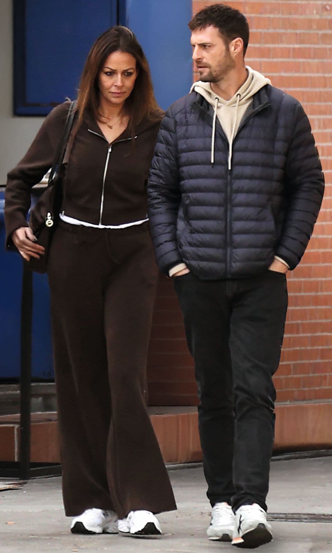 Eva González fotografiada junto a Nacho Llanos, director de alimentos y bebidas en una cadena hotelera, en Sevilla