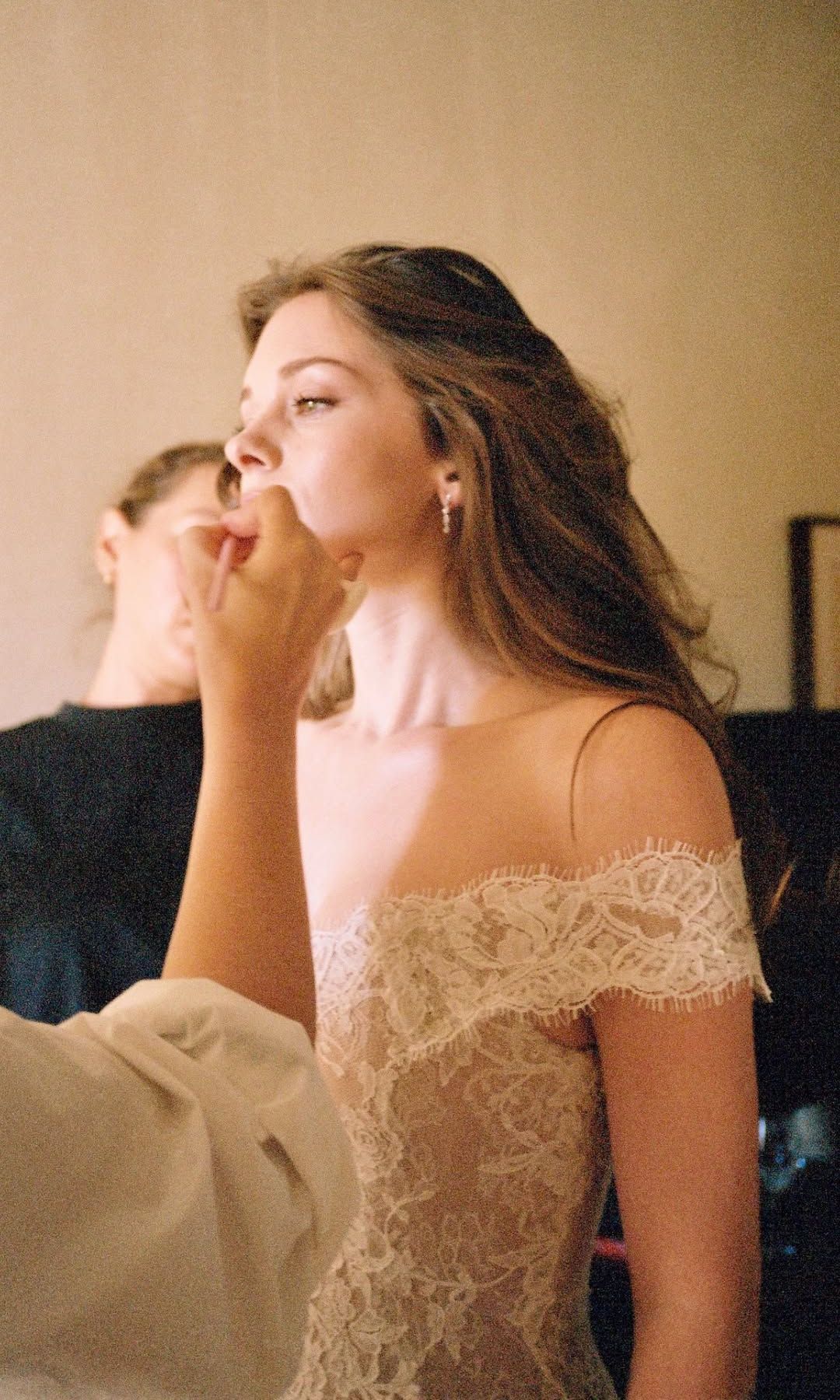 Los preparativos de la novia también tienen su espacio en este álbum. Stella ha recuperado fotografías mientras la maquillaban y peinaban, poco antes de encontrarse con Alex en el altar