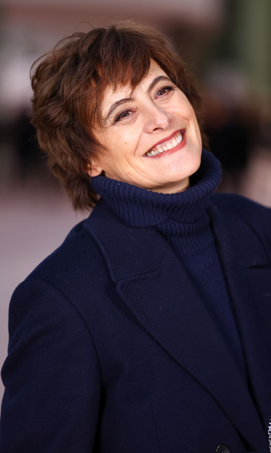 Inès de la Fressange en 2024 en el desfile de Roger Vivier