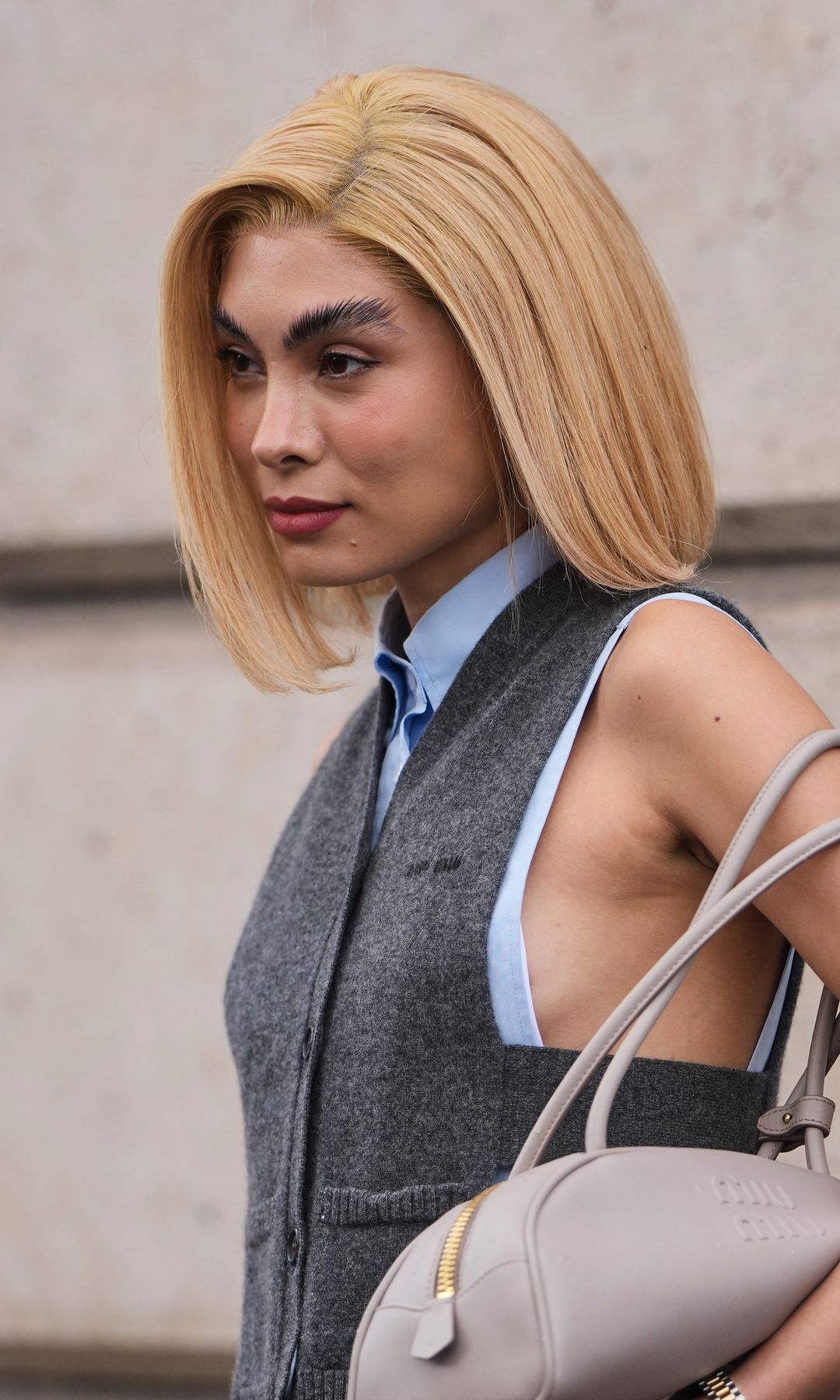  Mujer con cabello corto y rubio