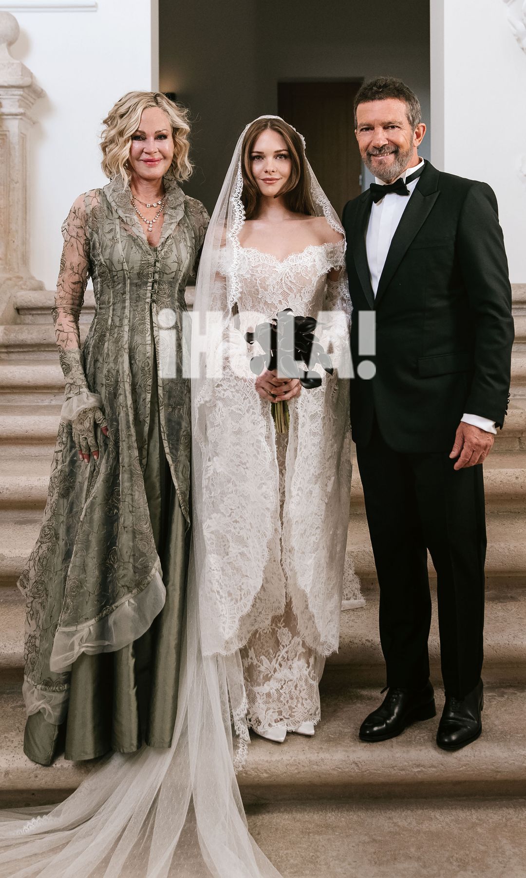 Antonio Banderas y Melanie Griffith, ambos de Dior, posando con su hija