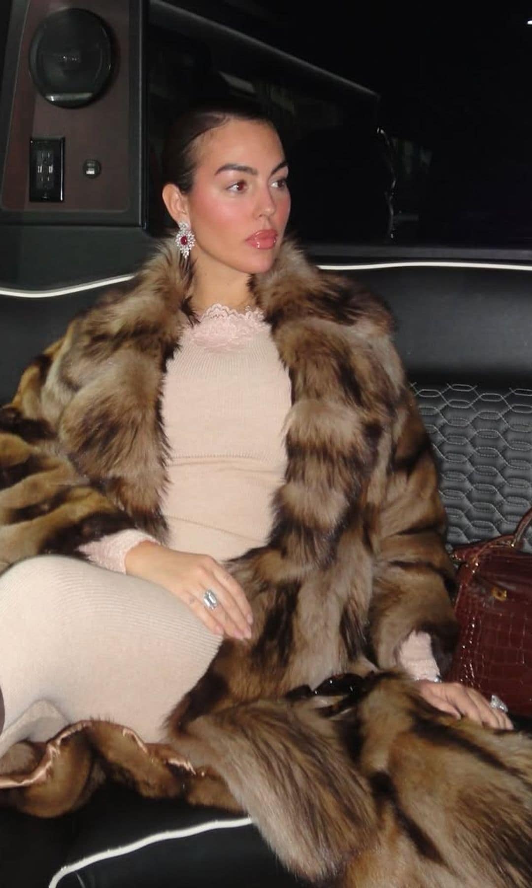 georgina con manicura corta