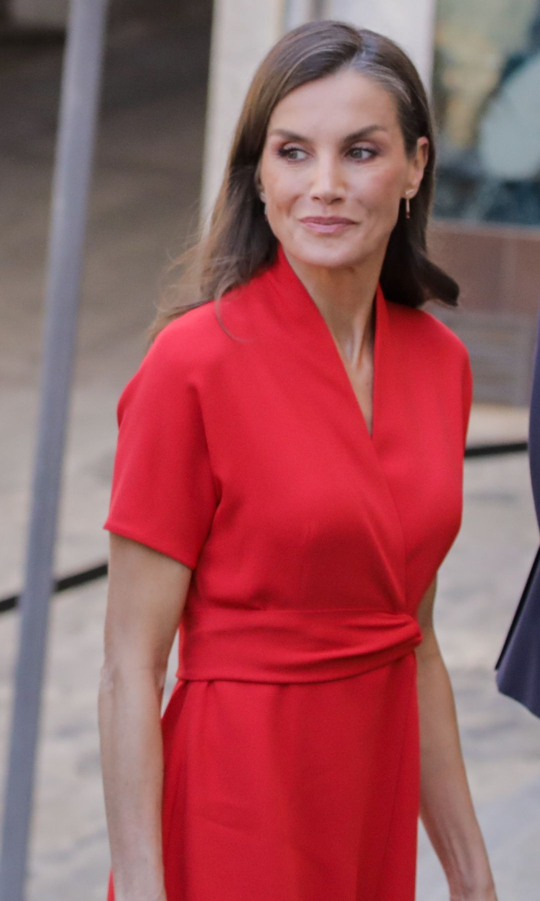 Vuelve el 'rojo Letizia': la Reina estrena en Toledo un vestido de escote oriental que proyecta seguridad y poder