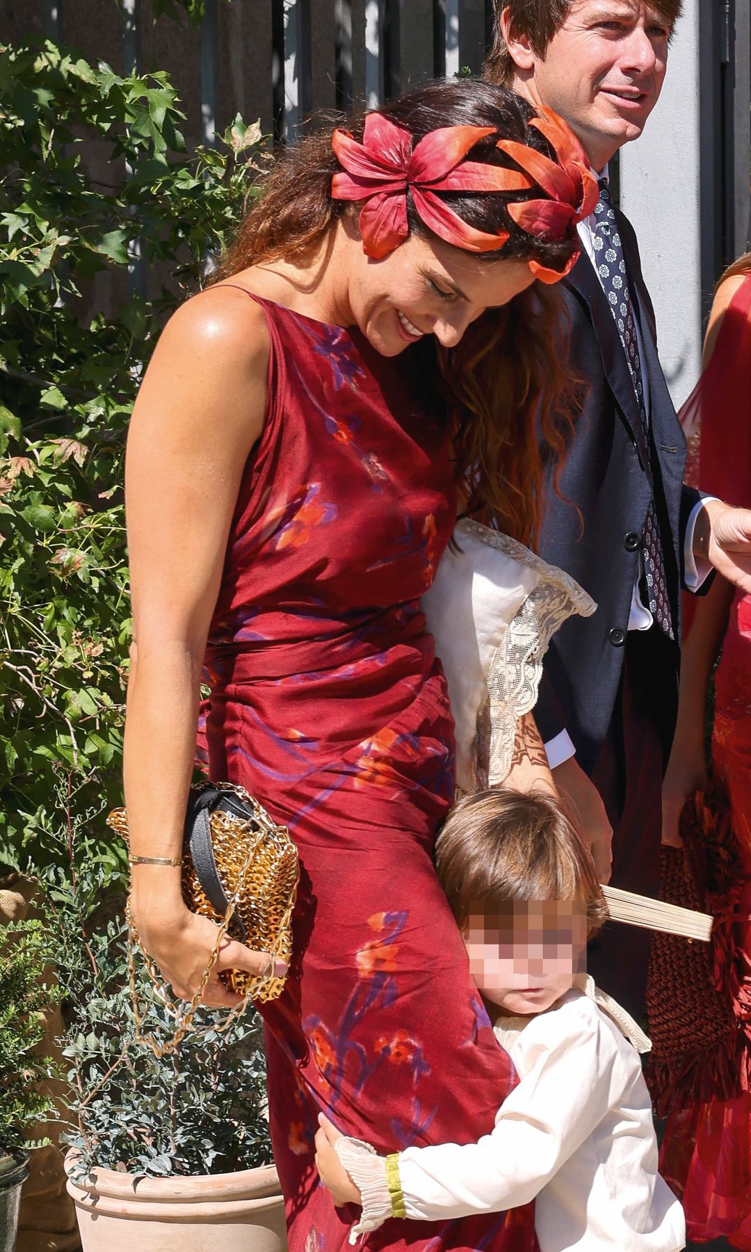 Carla Vega-Penichet, hermana de la novia, con su marido, Carlos Cortina y uno de sus hijos