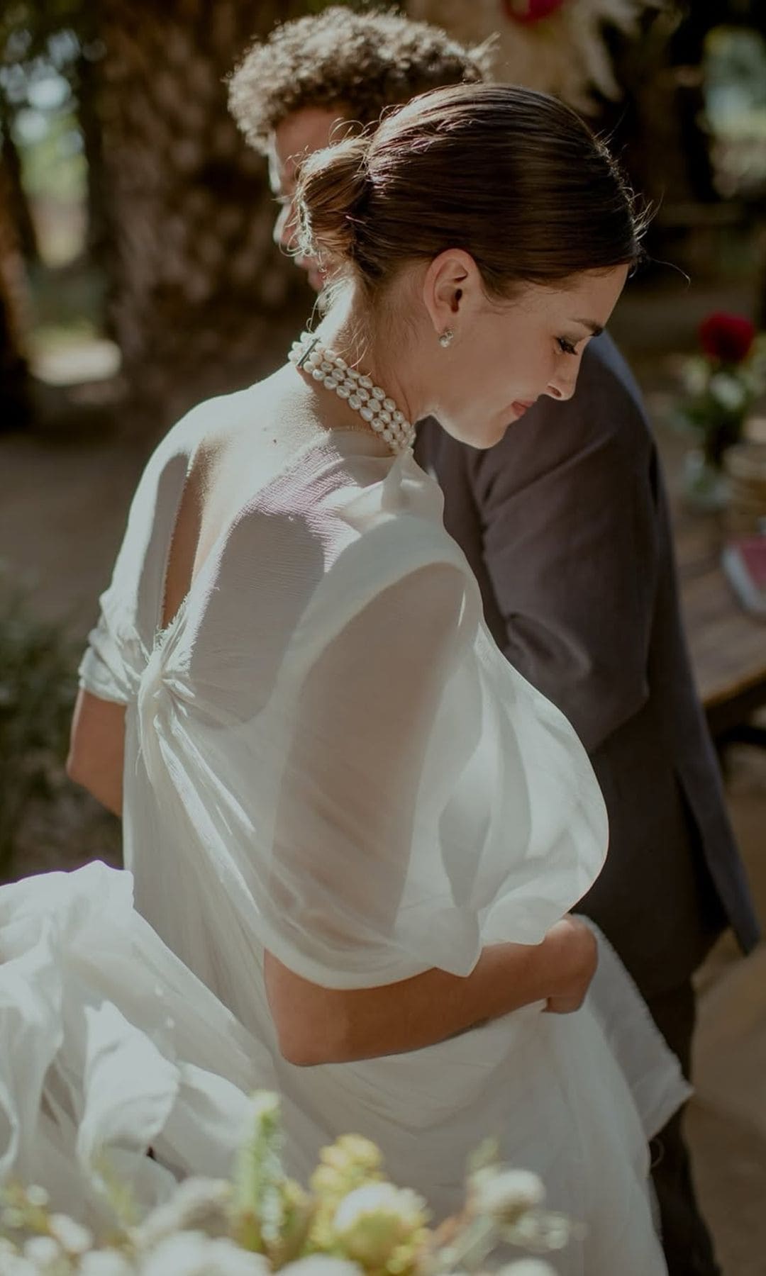 Novia con choker de perlas