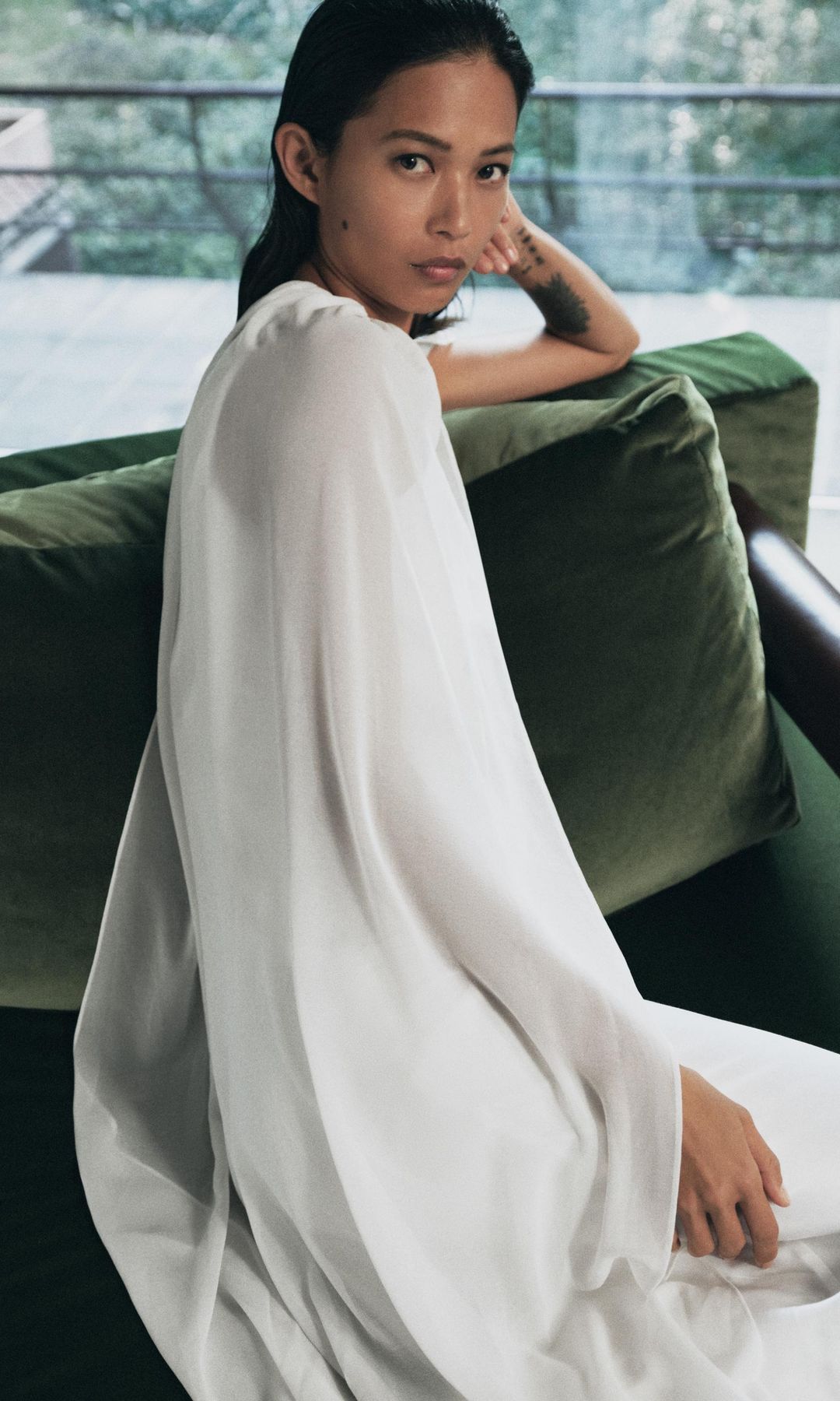 Una capa larga y semitransparente de Zara.