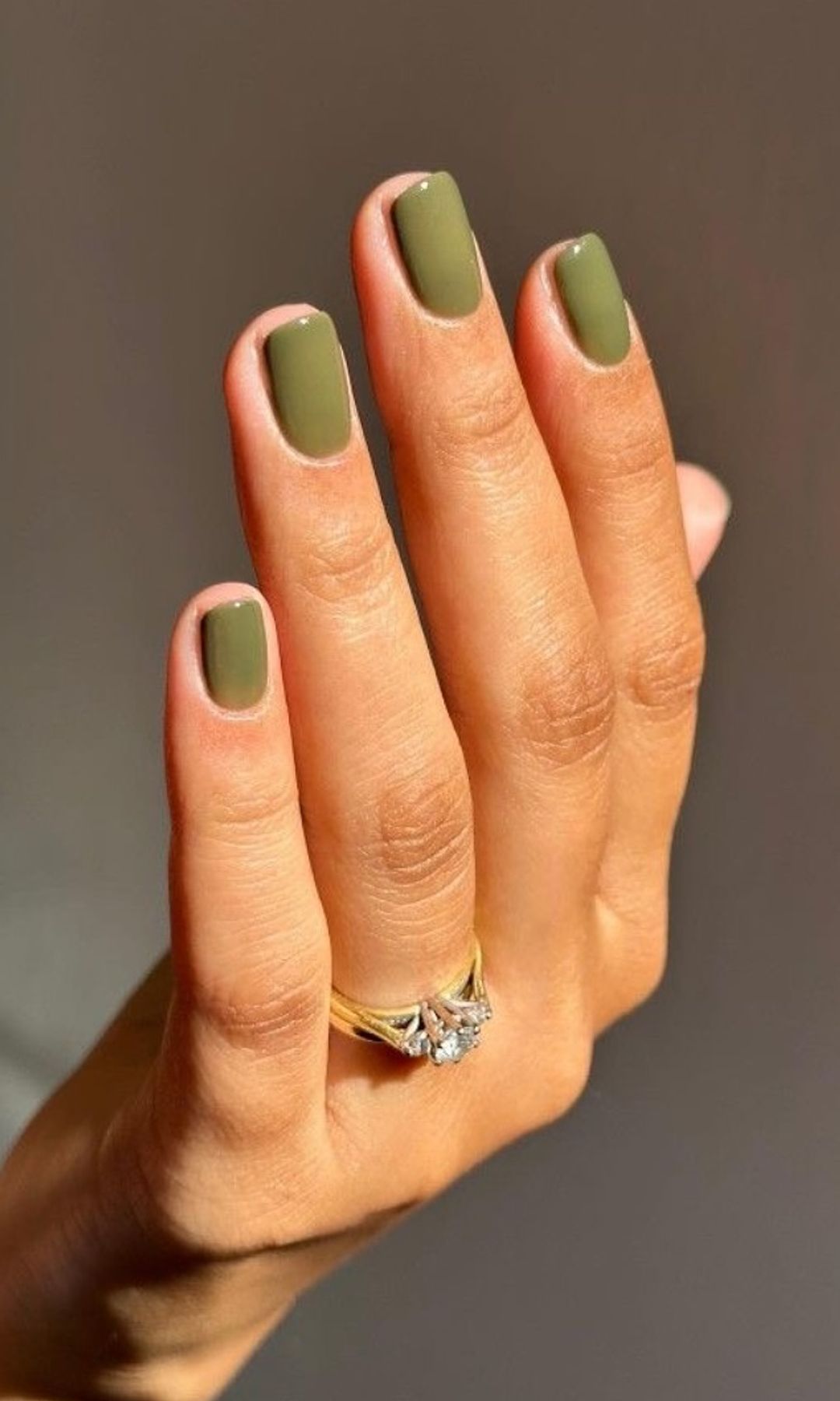 Manicura verde oliva