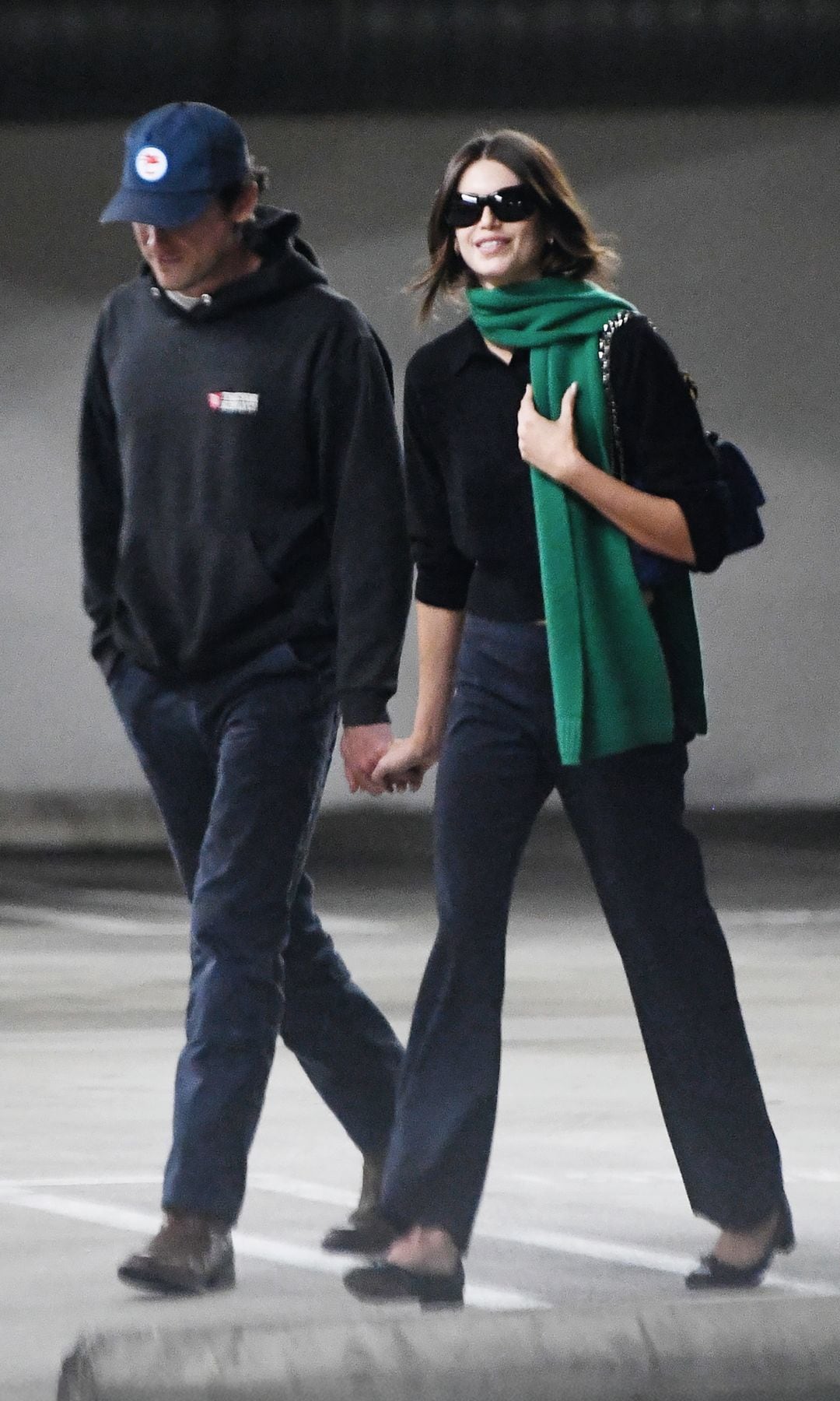 Kaia Gerber y Lewis Pullman, muy sonrientes, paseando de la mano