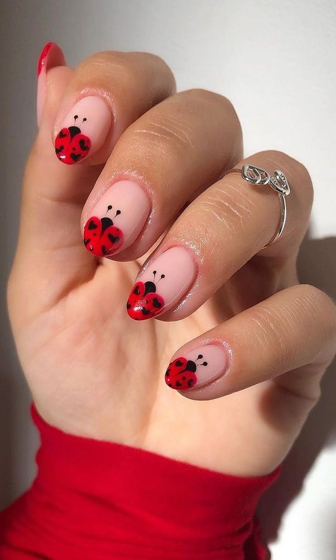 Manicura con mariquitas en las puntas