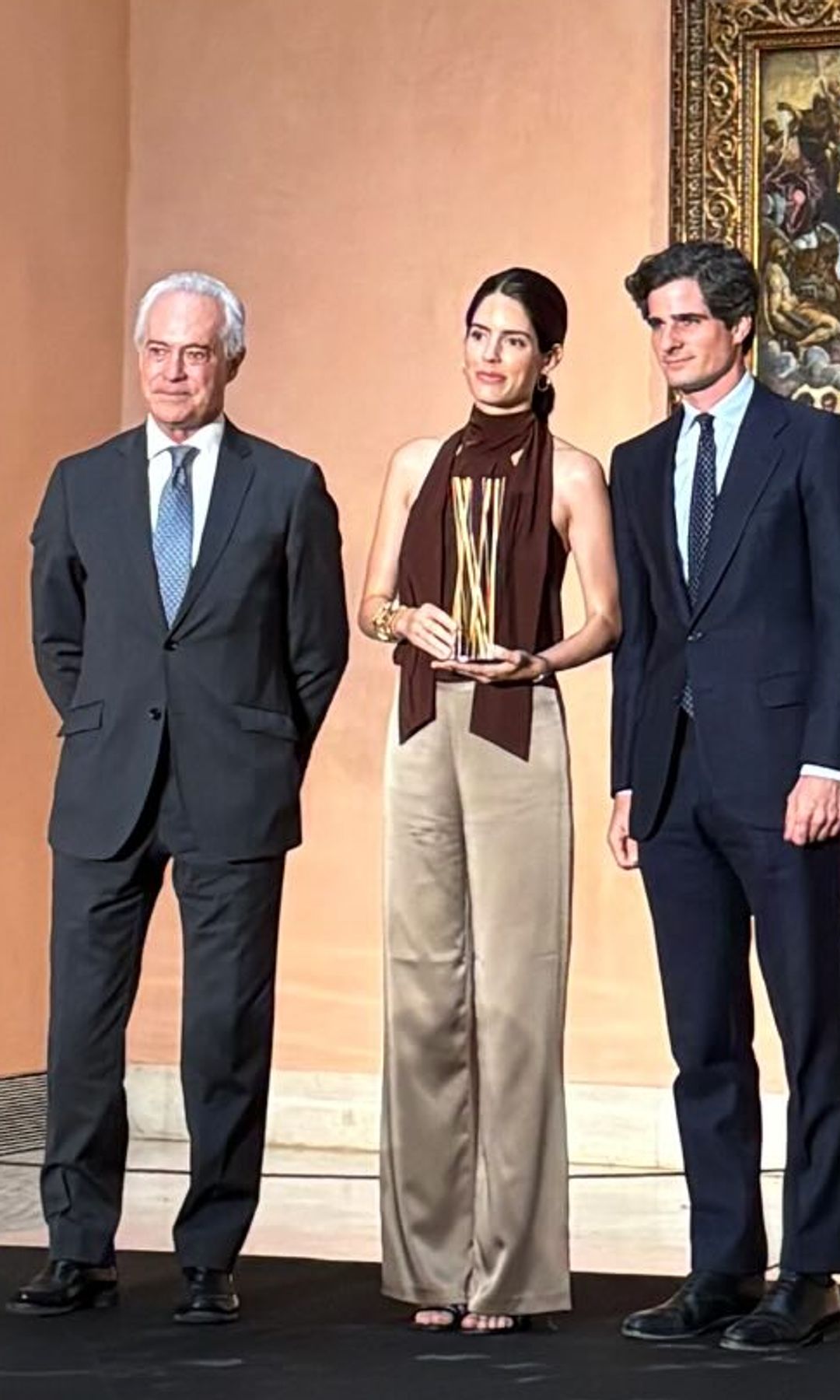 Sofía Palazuelo, radiante en el Thyssen con un conjunto satinado de top halter 'efecto fular' y los pantalones palazzo que más estilizan
