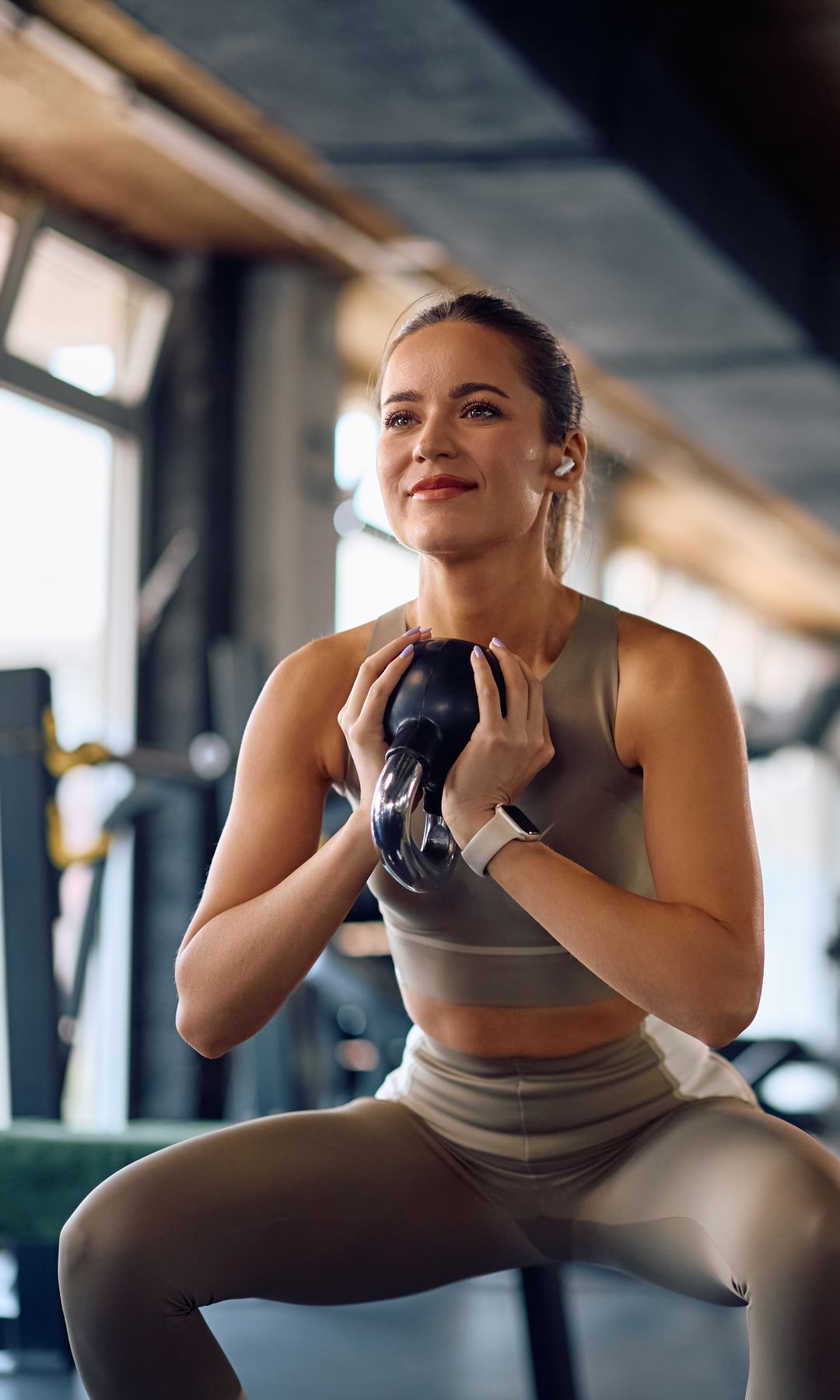 Una mujer haciendo ejercicio con kettlebell en el gimnasio