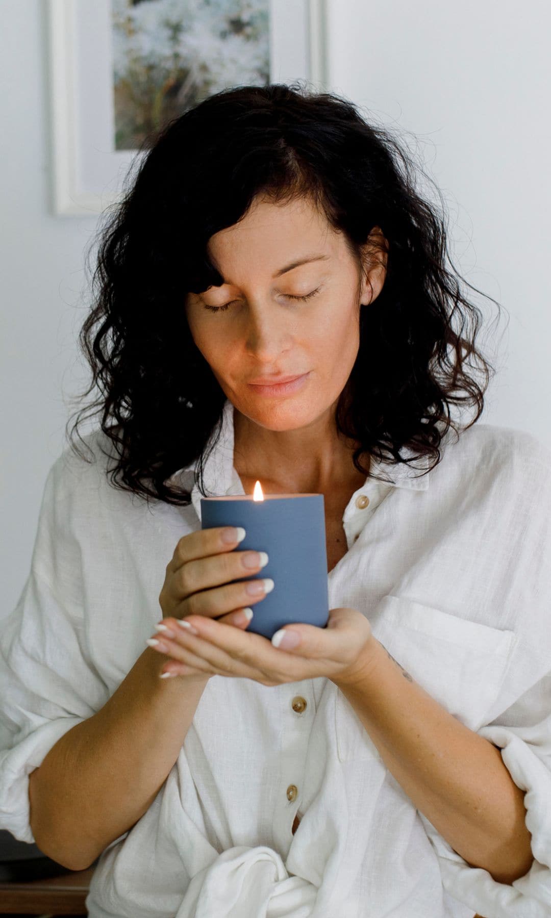 Una mujer practicando una puesta a punto o priming cerebral para entrenar su cerebro