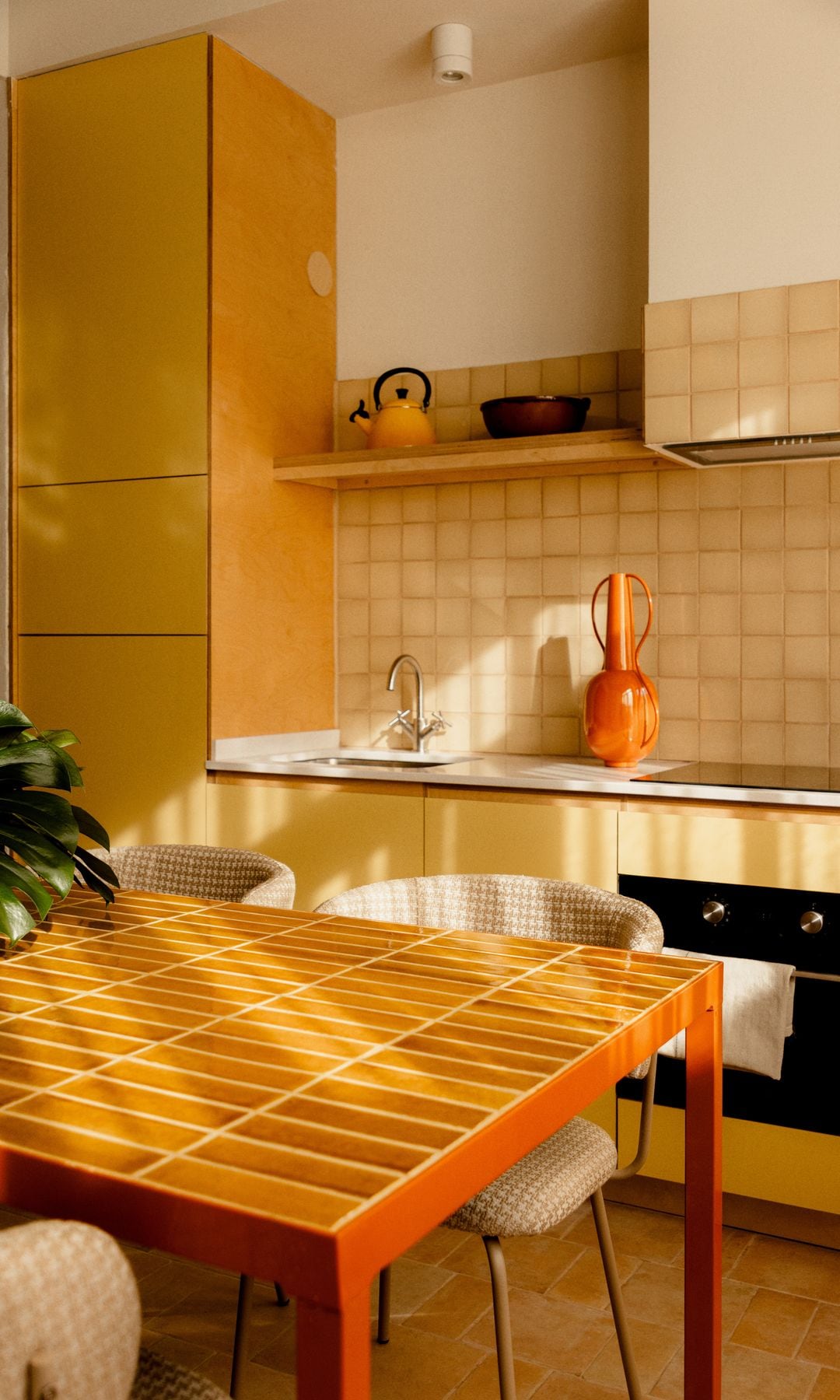 Mesa con sobre de azulejos