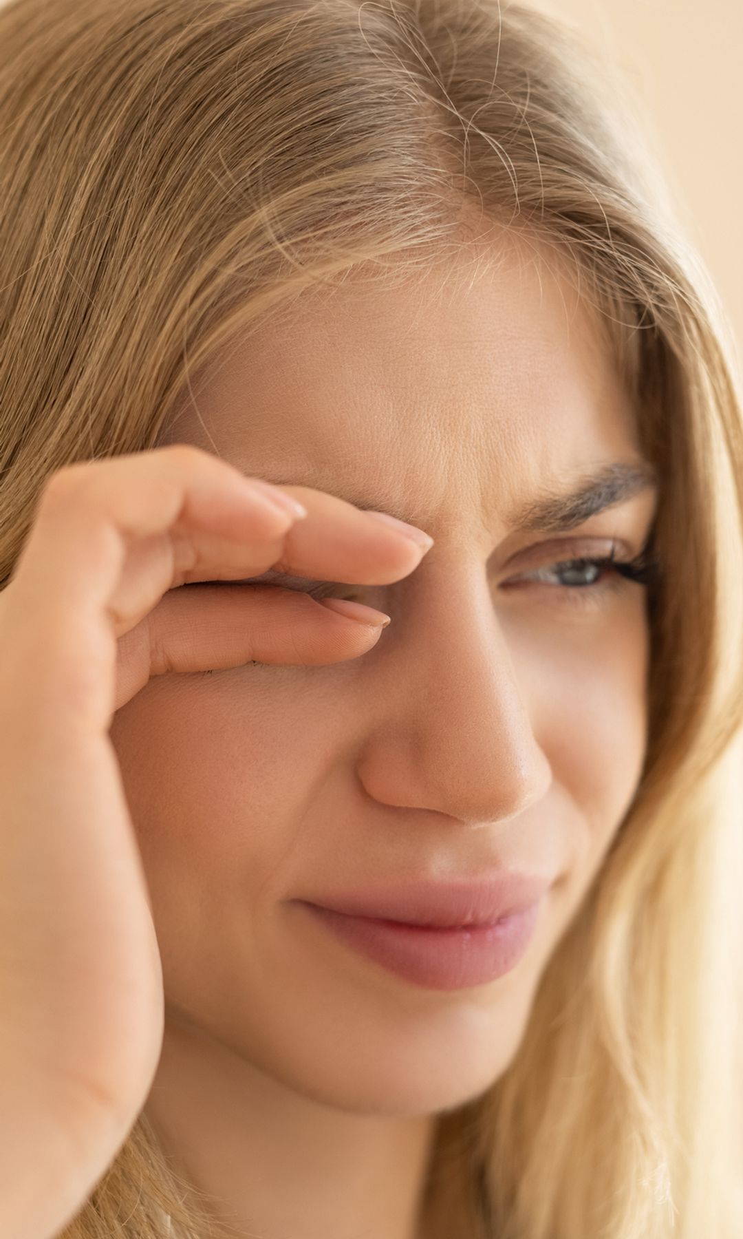 mujer con molestias en su ojo