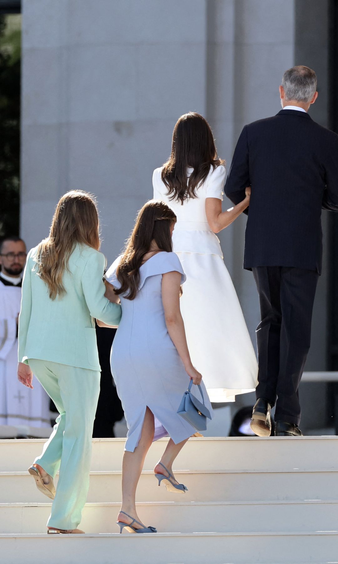 La infanta Sofía recupera su 'uniforme' favorito y cumple con el protocolo del Vaticano con recuerdo a su abuela incluido