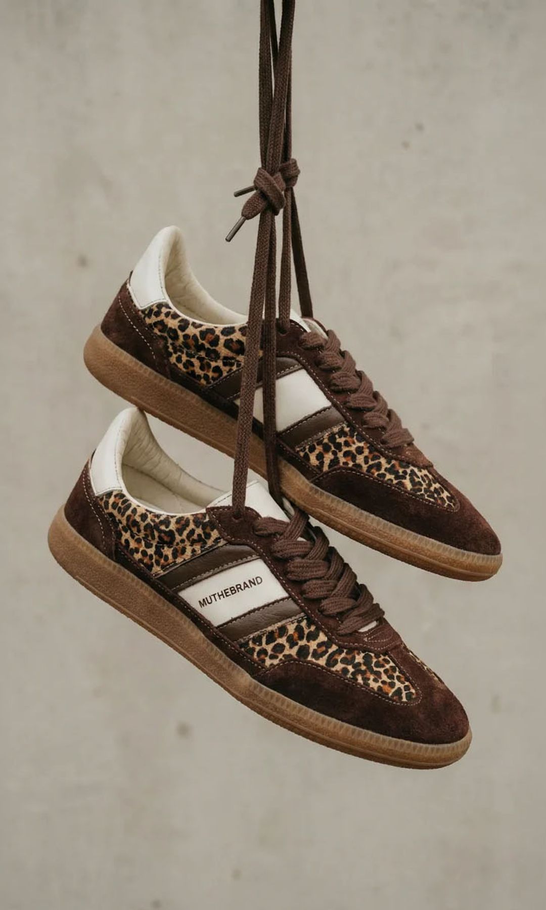 Zapatilla con pelo y estampado de leopardo de MU