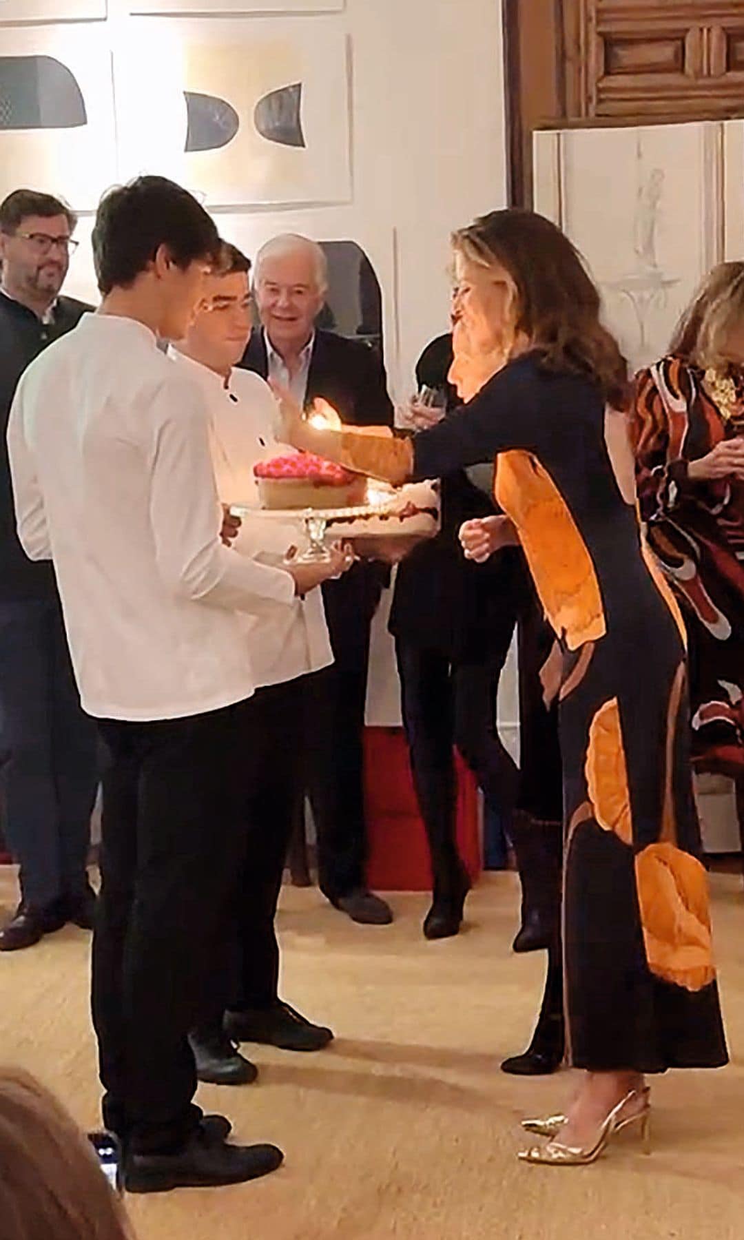  A la izquierda, Elena soplando las velas con Arriana de Hohenlohe. Al lado, 