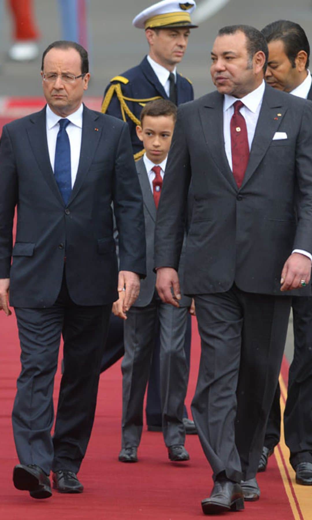 Plano entero d eMohammed VI con su hijo Moulay Hassan en un desfile