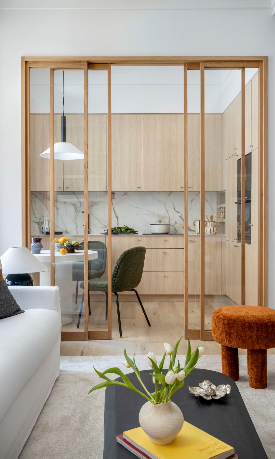 Cocina conectada con el salón a través de cerramiento