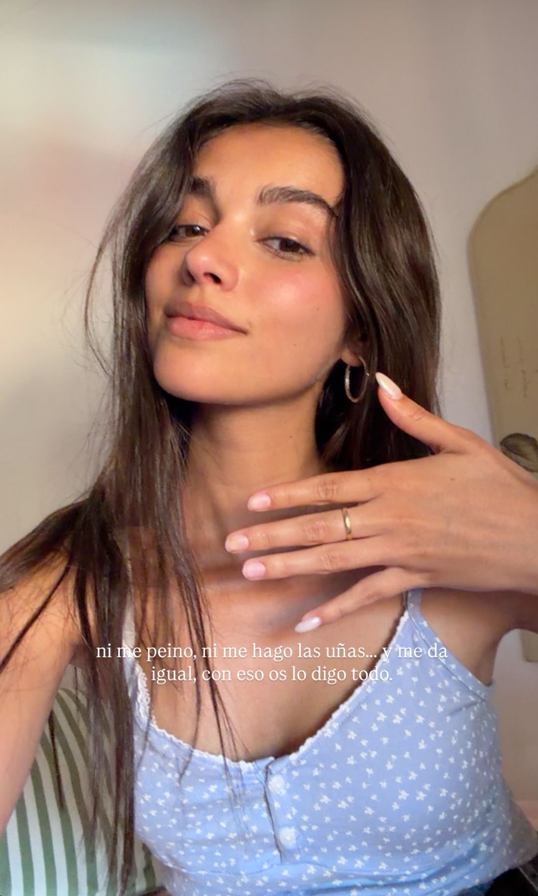 Inés García enseña sus manos sin manicura y sin peinar