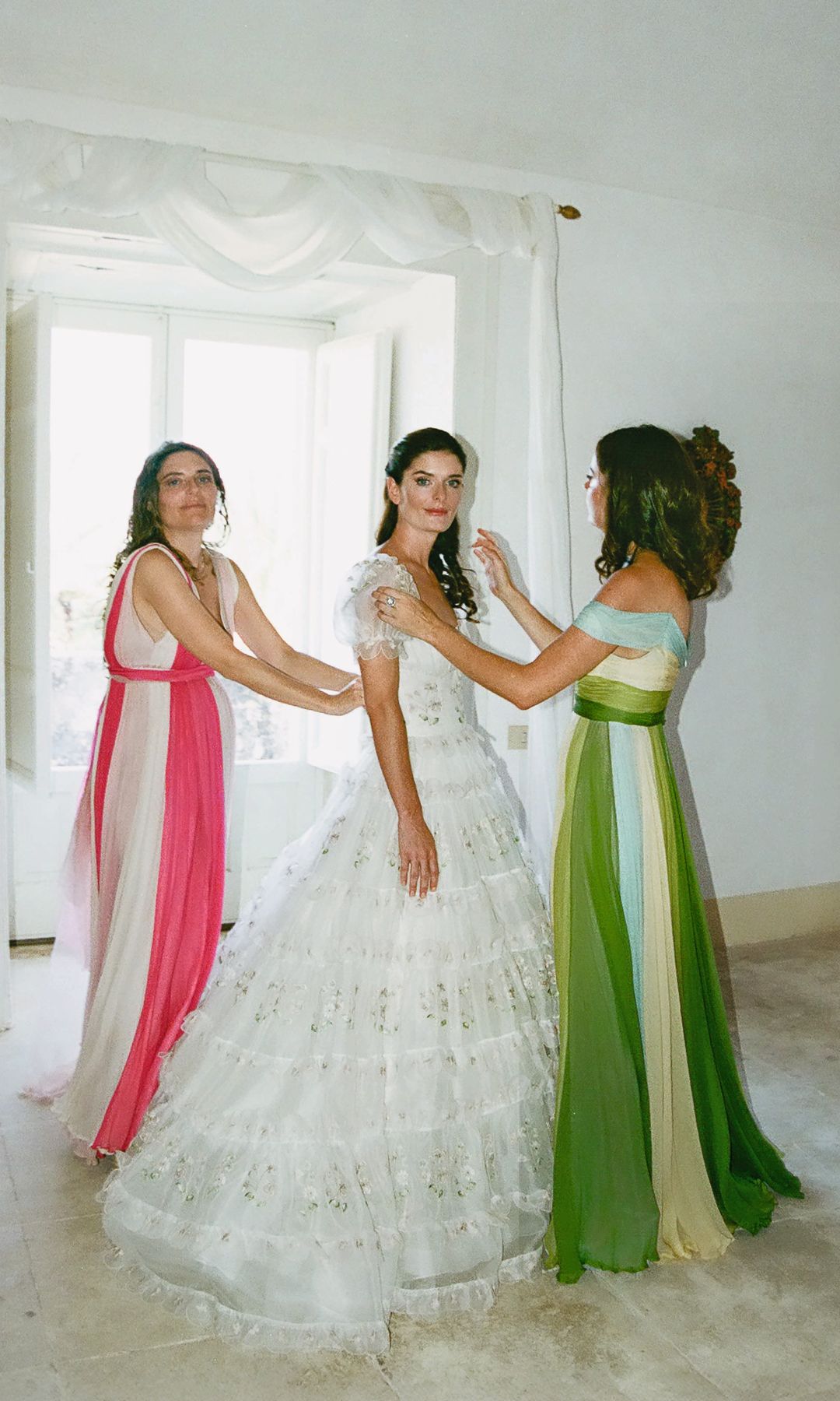 Luna Bonaccorsi junto a sus hermanas, Lucilla y Lucrezia, durante los preparativos de la boda
