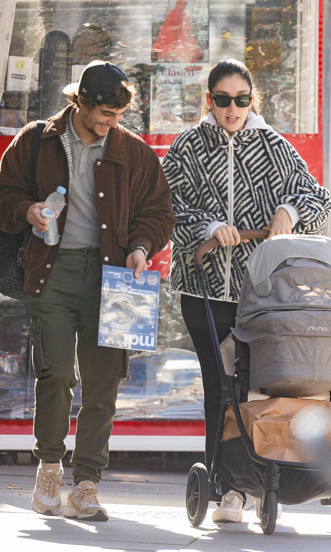 Miguel Herrán con Celia Pedraza paseando a su bebé
