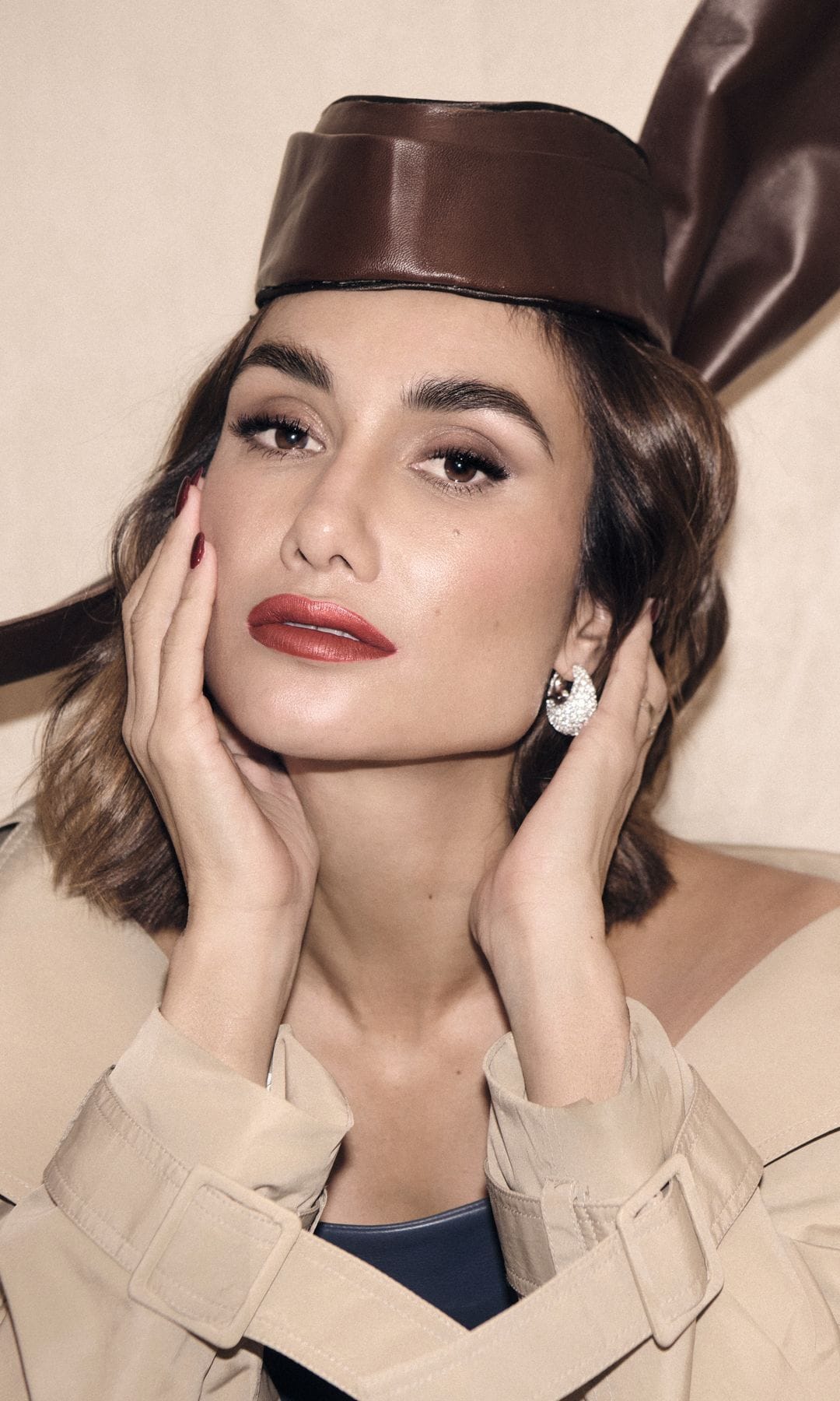 ARRIESGA Y GANA 
Iera triunfa con un outfit compuesto por parka y tocado, de Palomo Spain; vestido, de Erax; pendientes, de Swarovski, y anillos, de Dinh Van. 