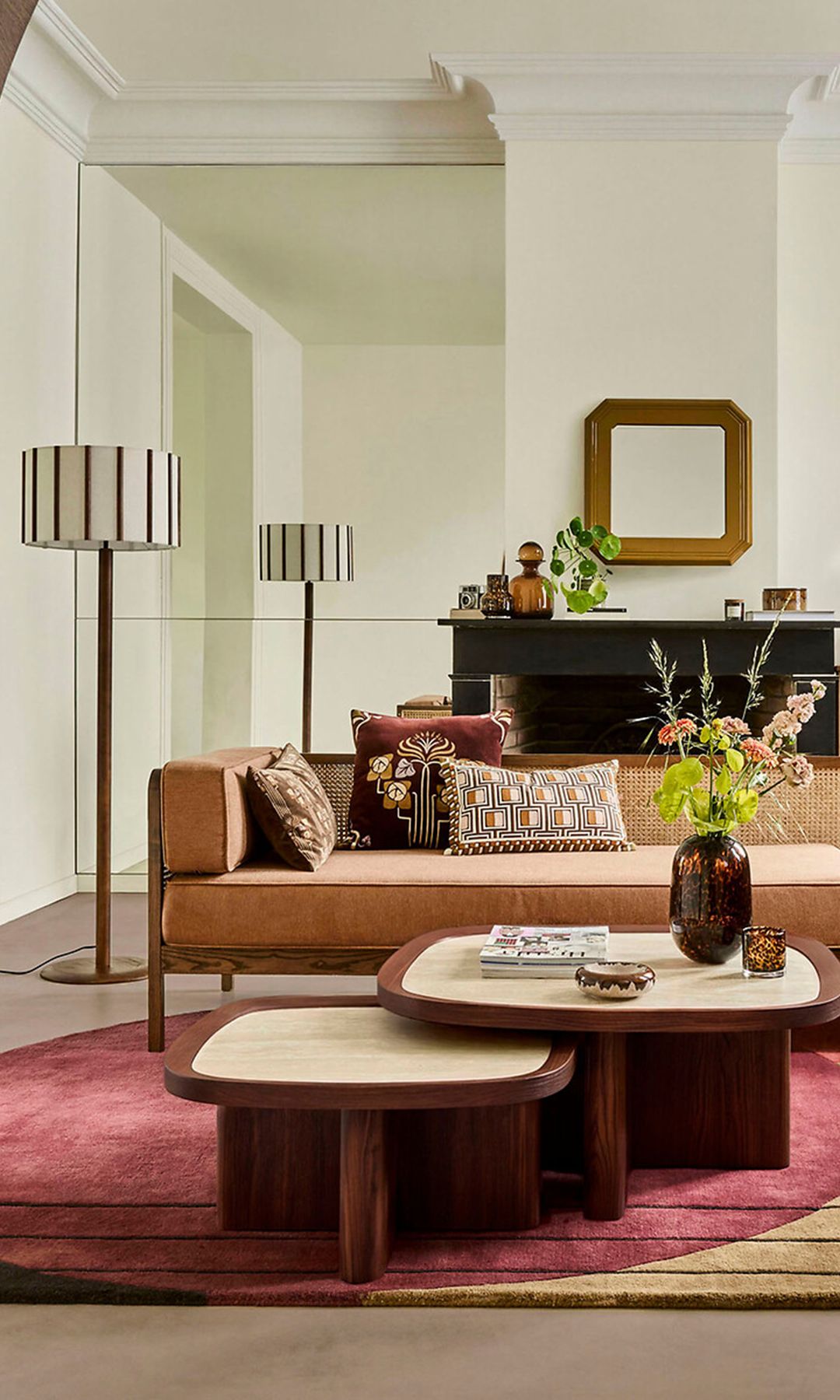 Salón con pared espejada
