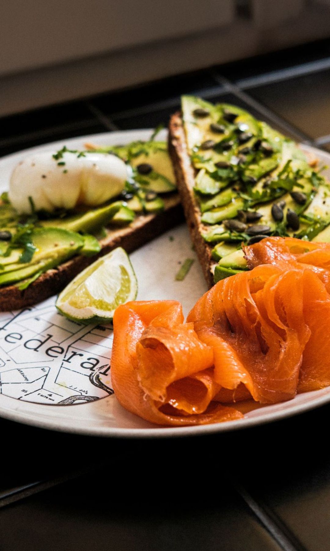 Tostadas con aguacate, una opción de desayuno equilibrado rica en grasas saludables y proteína