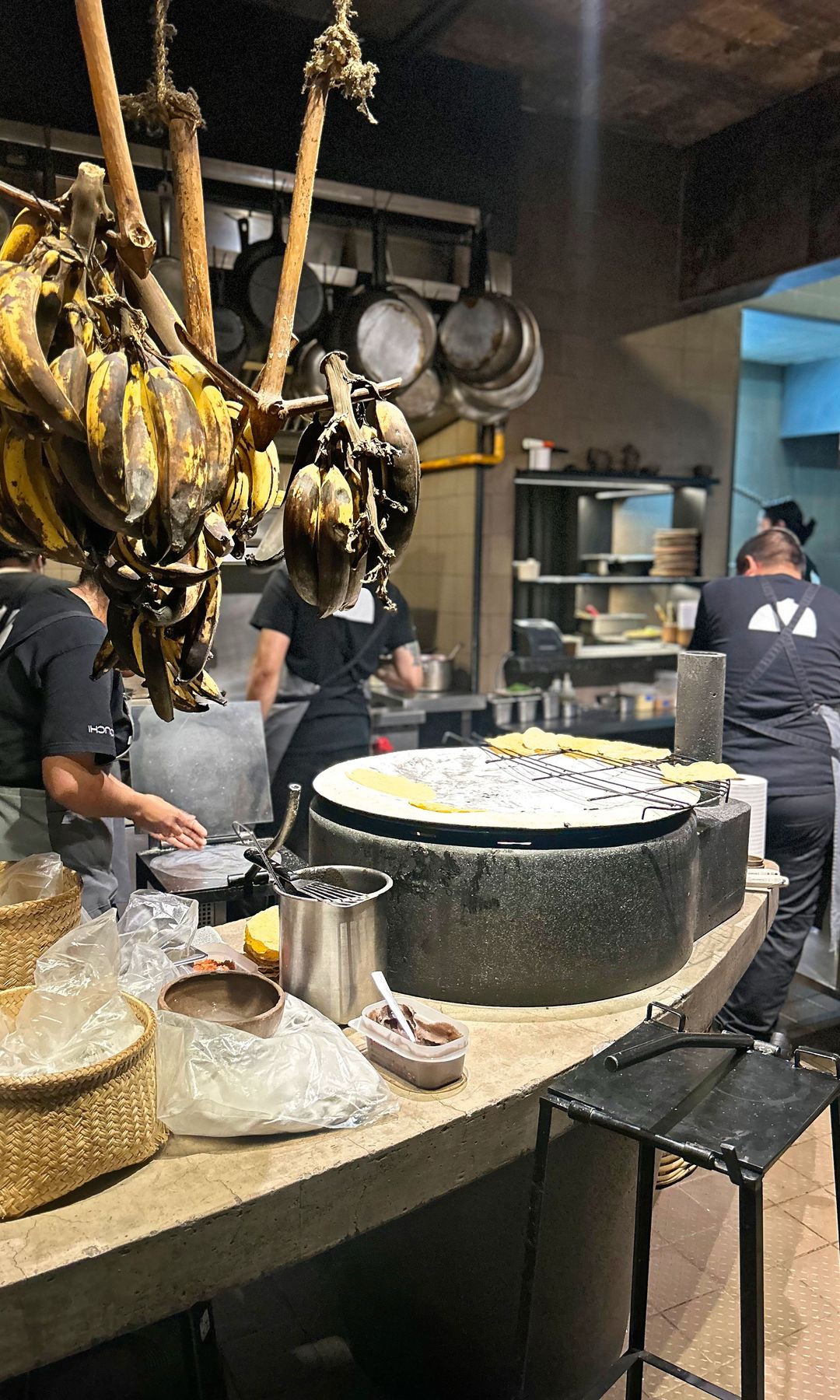Cocina abierta en el restaurante Ticuchi y mole con remolacha, alcachofas y piñones del mismo. 